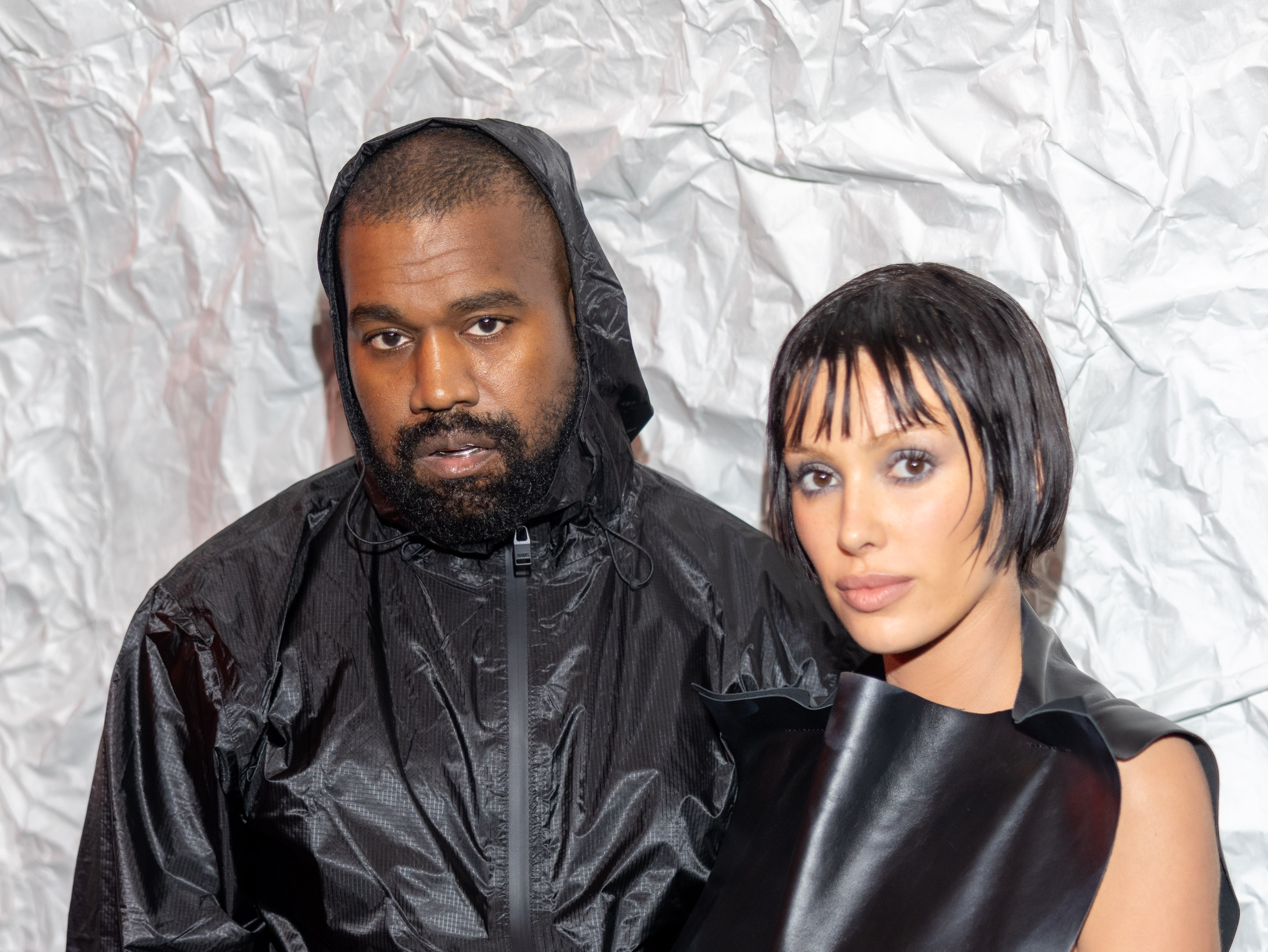 Kanye West y Bianca Censori en el desfile de Marni durante la Semana de la Moda de Milán Ropa de Mujer Otoño/Invierno 2024-2025 el 23 de febrero de 2024, en Italia. | Fuente: Getty Images