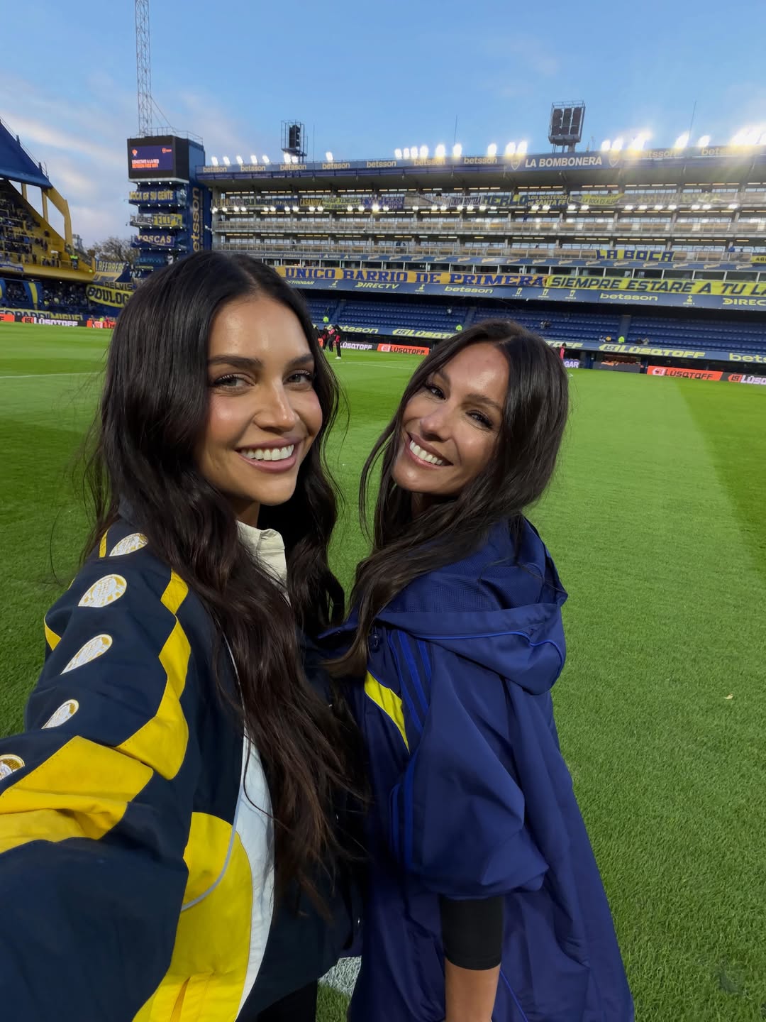 Zaira Nara y Pampita posan sobre el césped de La Bombonera durante su visita al estadio de Boca Juniors con looks en azul y amarillo. | Fuente: Instagram/zaira.nara