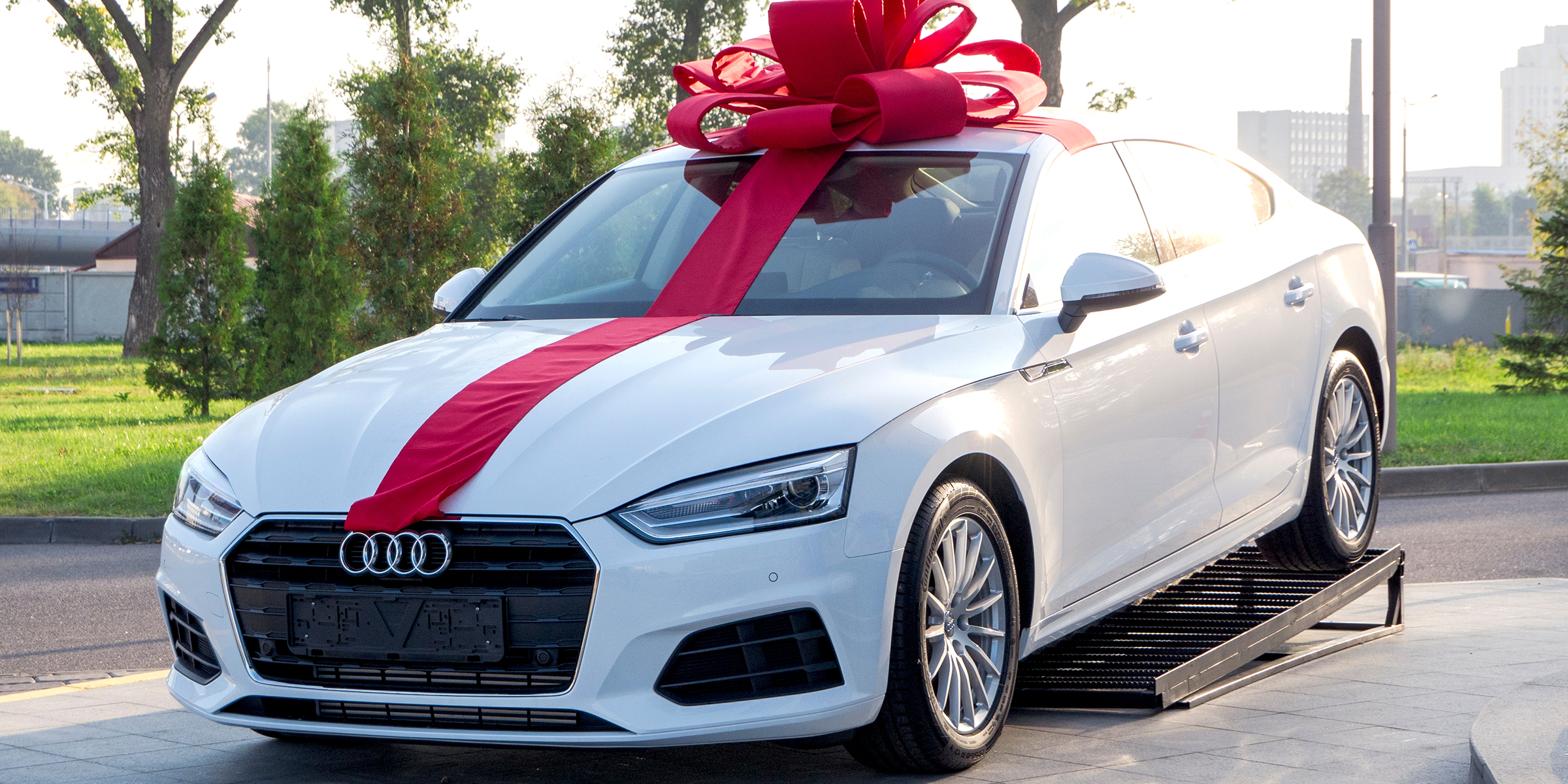 Un automóvil nuevo decorado con un lazo rojo | Fuente: Shutterstock