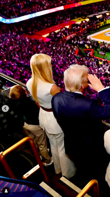 Donald Trump saludando mientras Ivanka Trump y Theodore Kushner observan el acto. | Fuente: Instagram/ivankatrump