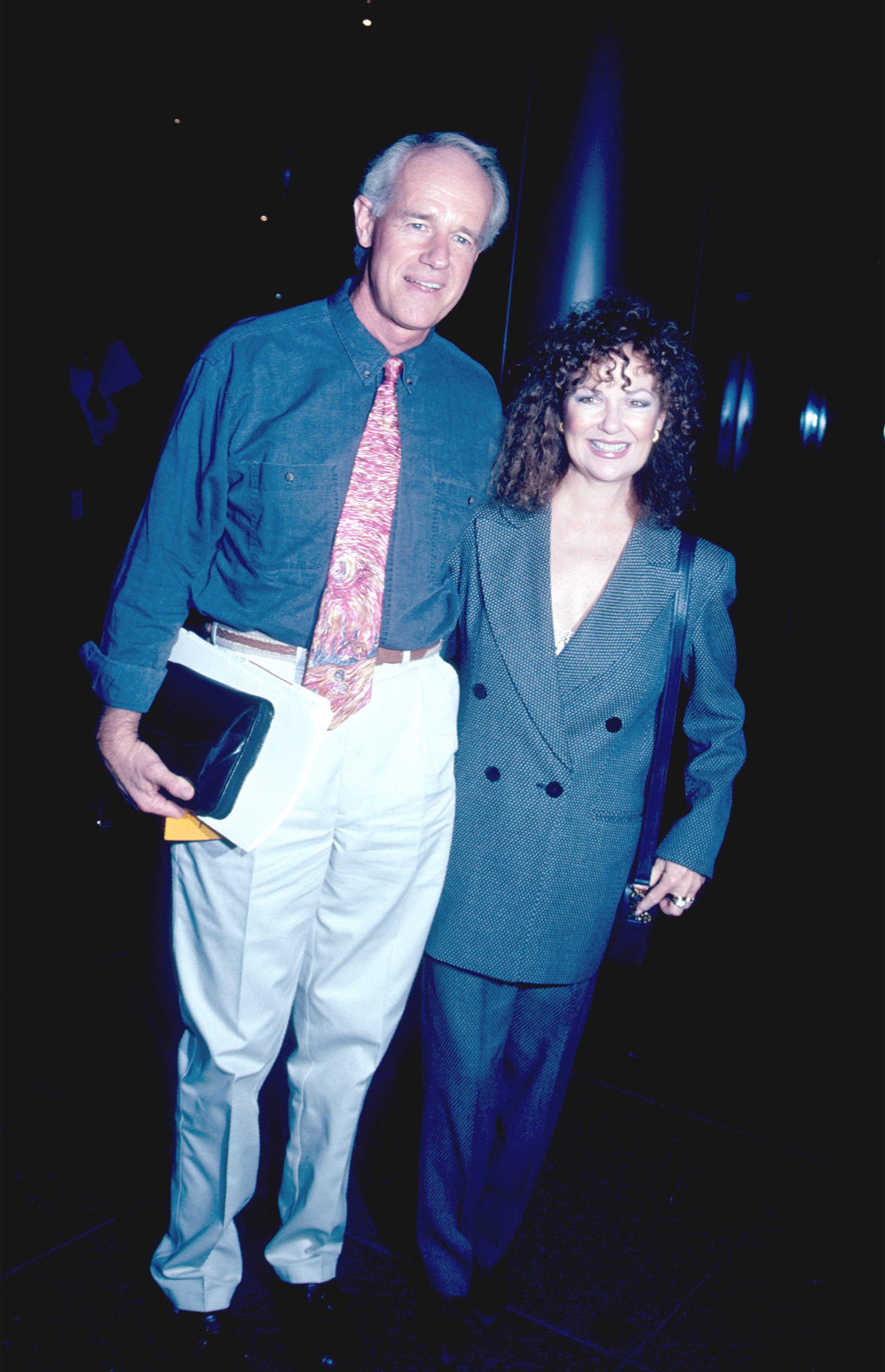 Mike Farrell y Shelley Fabares asisten a la proyección de "Bopha", el 21 de septiembre de 1993 en Los Ángeles, California | Foto: Getty Images