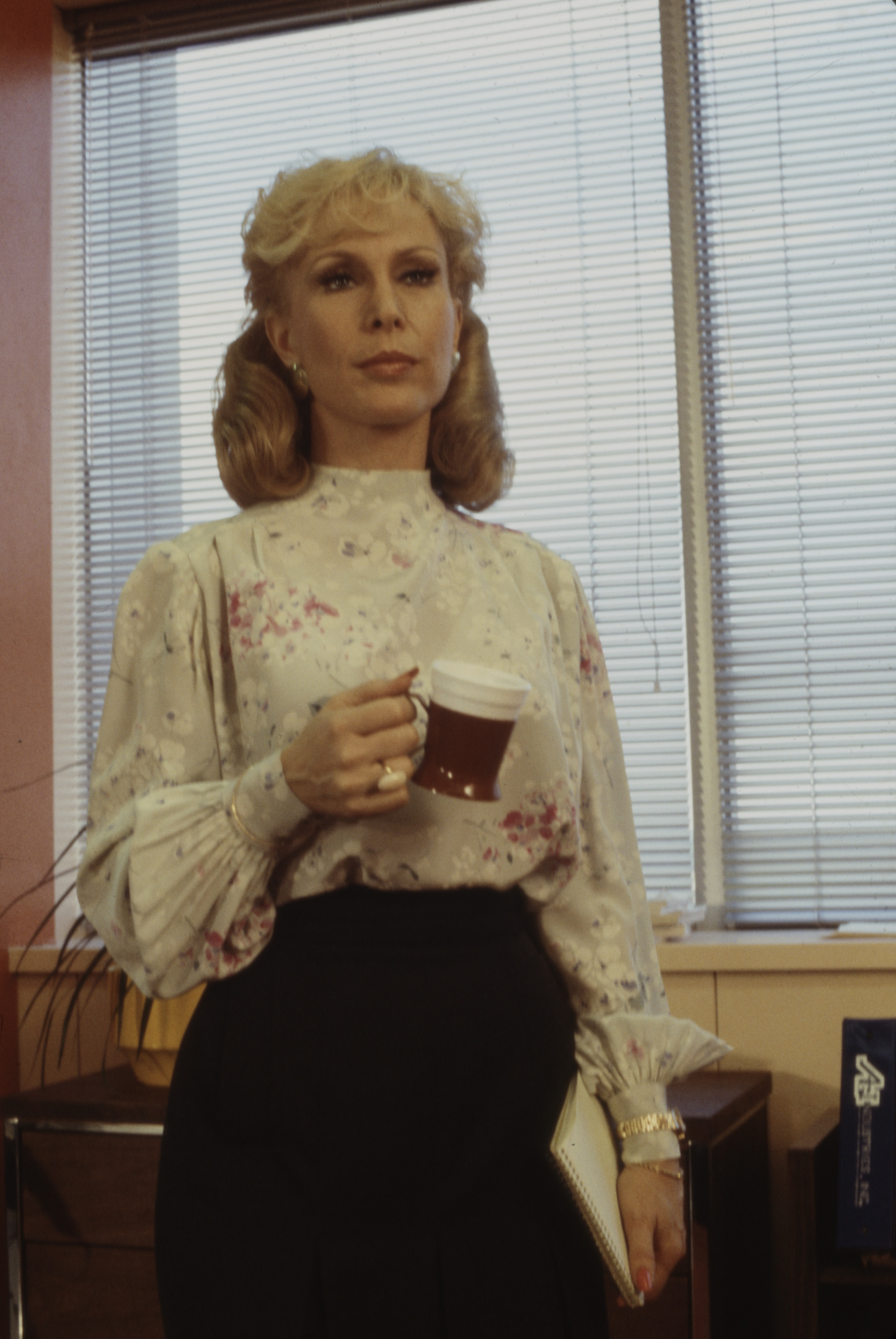 Barbara Eden aparece seria en una escena del telefilme de la ABC "The Girls in the Office" en 1979. | Fuente: Getty Images