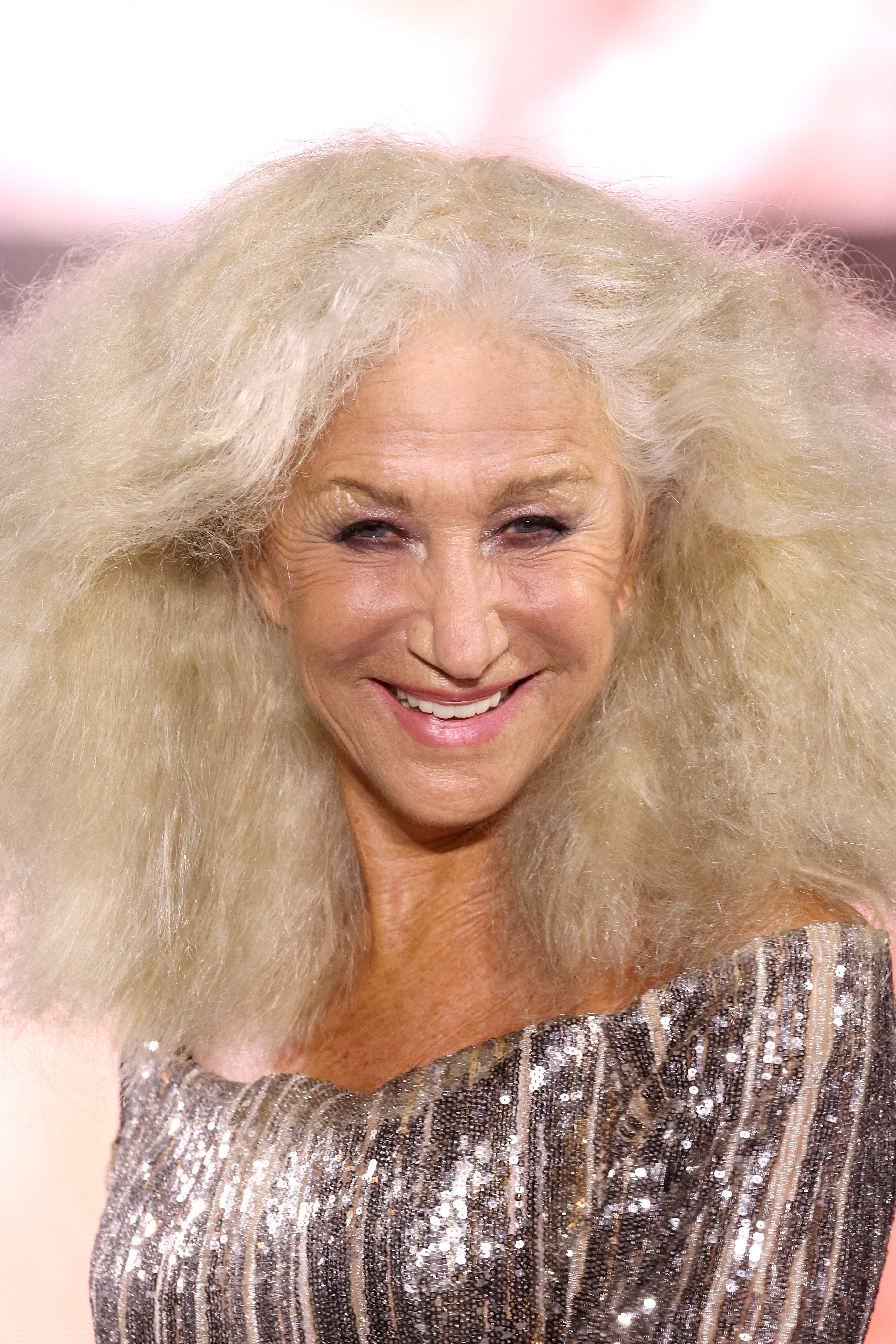 Helen Mirren camina por la pasarela durante el desfile "Le Défilé L'Oréal Paris - Walk Your Worth" en la Torre Eiffel el 1 de octubre de 2023 en París, Francia. | Fuente: Getty Images