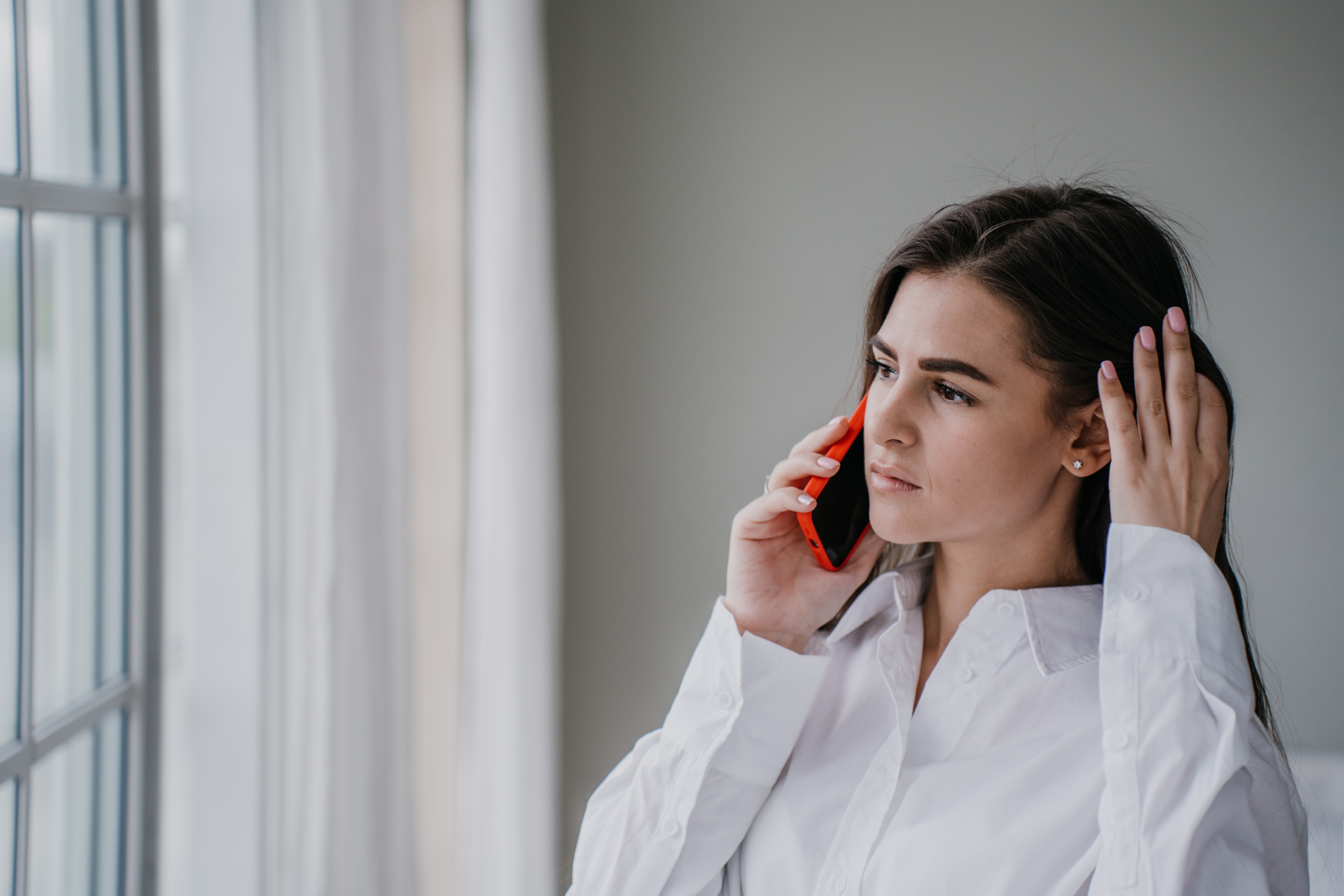 Una mujer hablando por teléfono | Foto: Shutterstock