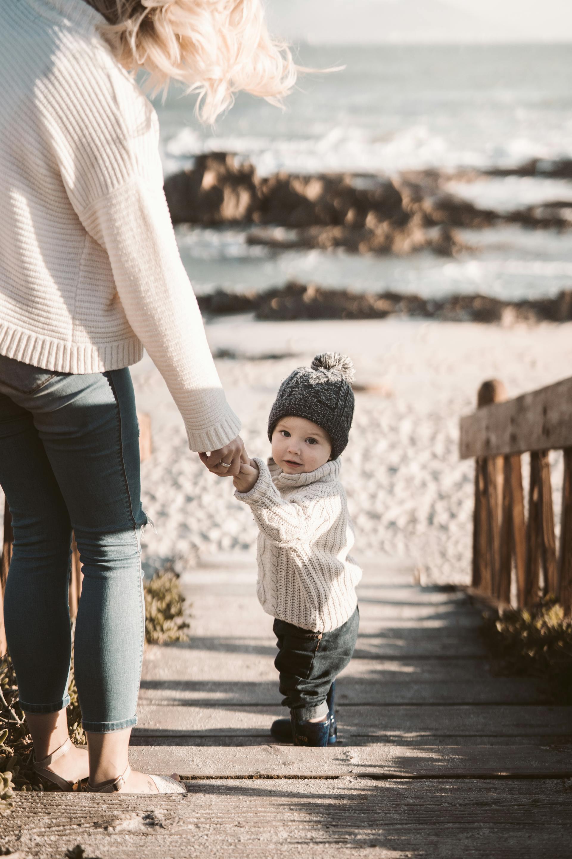 Una madre cogiendo de la mano a su hijo pequeño | Fuente: Pexels