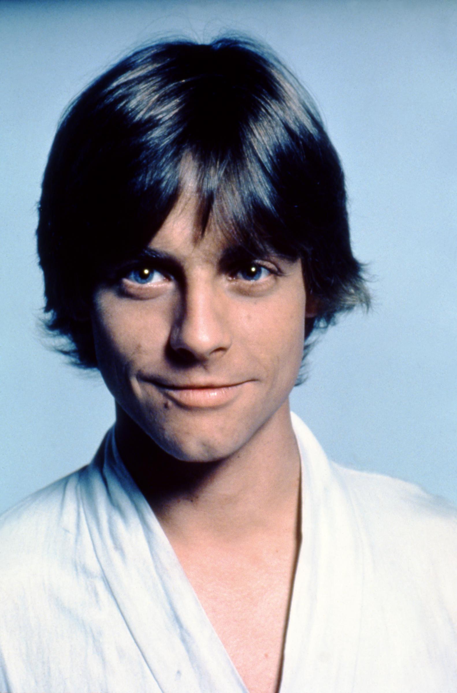 Un retrato en primer plano de Mark Hamill como Luke Skywalker durante la producción de "Star Wars: A New Hope" ofreció una vista detallada del actor antes de que la película se convirtiera en un fenómeno mundial. Con su cabello oscuro enmarcando su rostro y el traje blanco de Luke visible, Hamill aún estaba a meses de la fama repentina. El retrato también documentó sus rasgos antes del accidente de 1977 que le fracturó dos huesos faciales y requirió reconstrucción. | Fuente: Getty Images