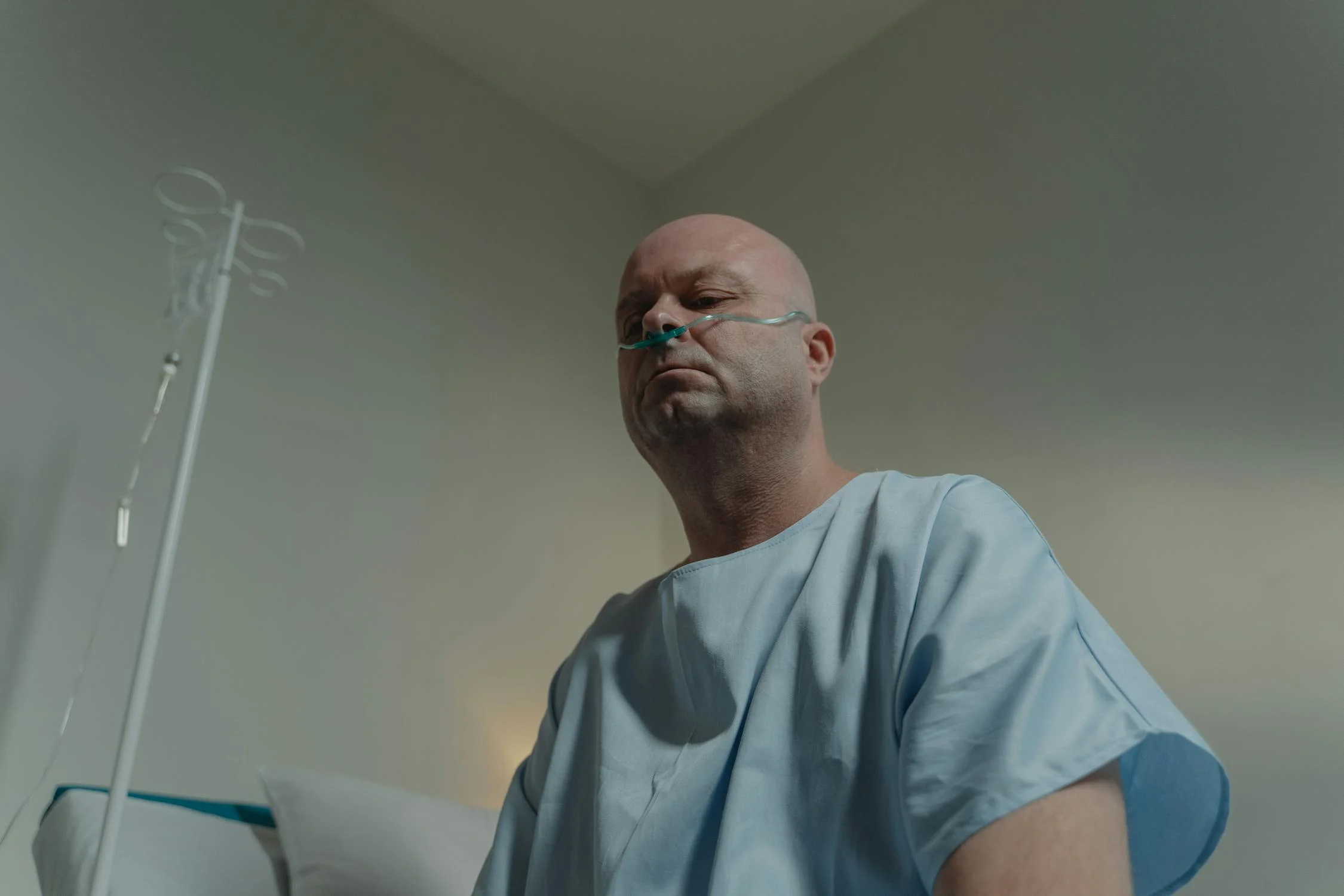 Un hombre con cáncer mirando hacia abajo | Fuente: Pexels
