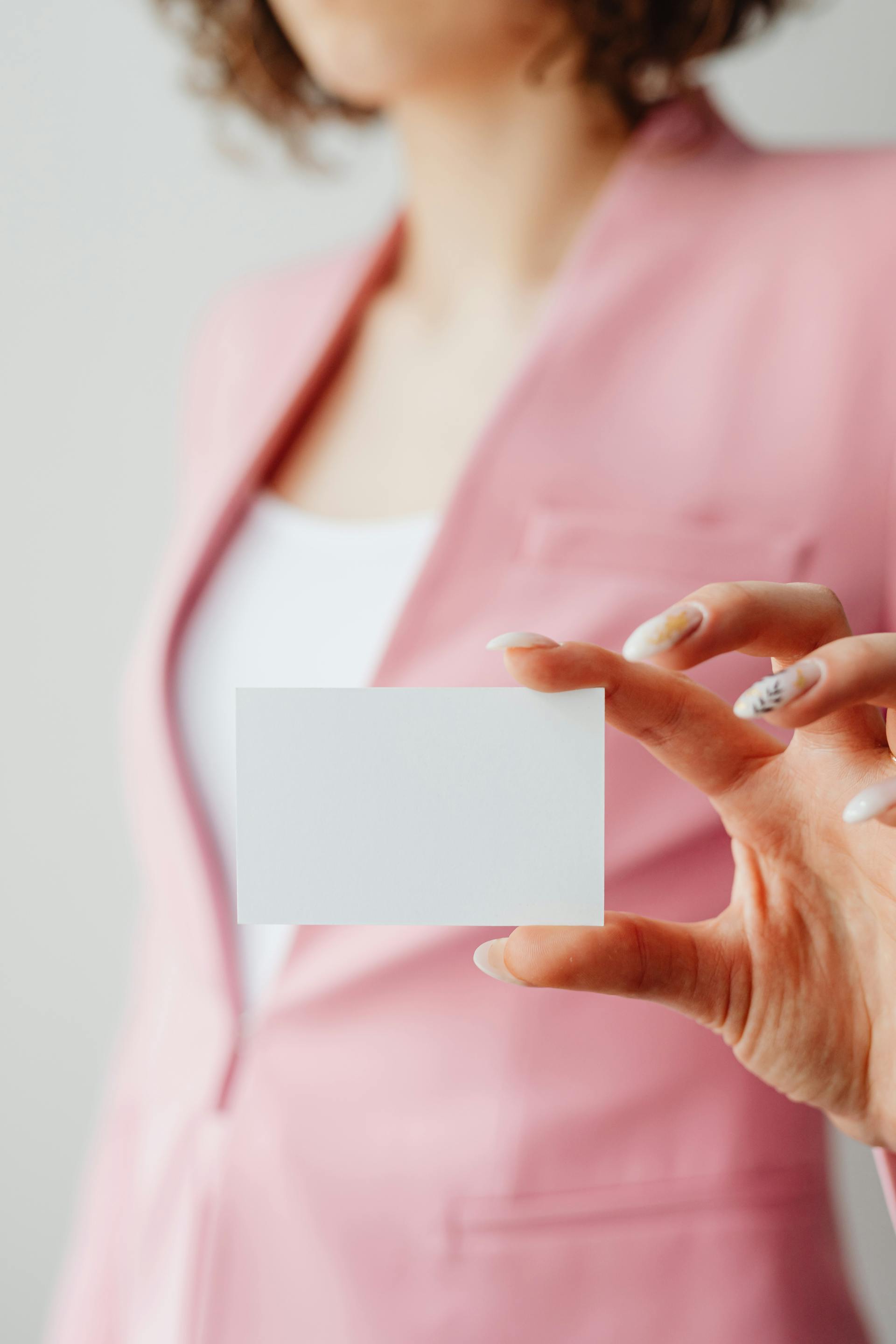 Una mujer con una tarjeta en la mano | Fuente: Pexels