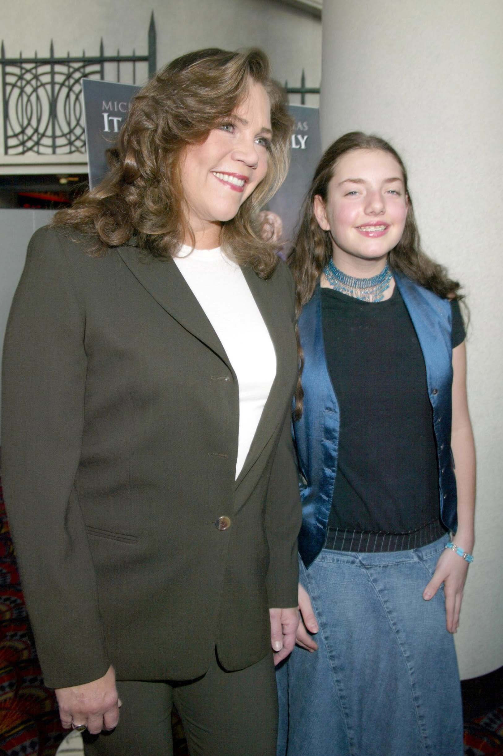 Kathleen Turner y Rachel Ann Weiss durante el estreno de MGM en Nueva York de "It Runs in the Family", 2003 | Fuente: Getty Images