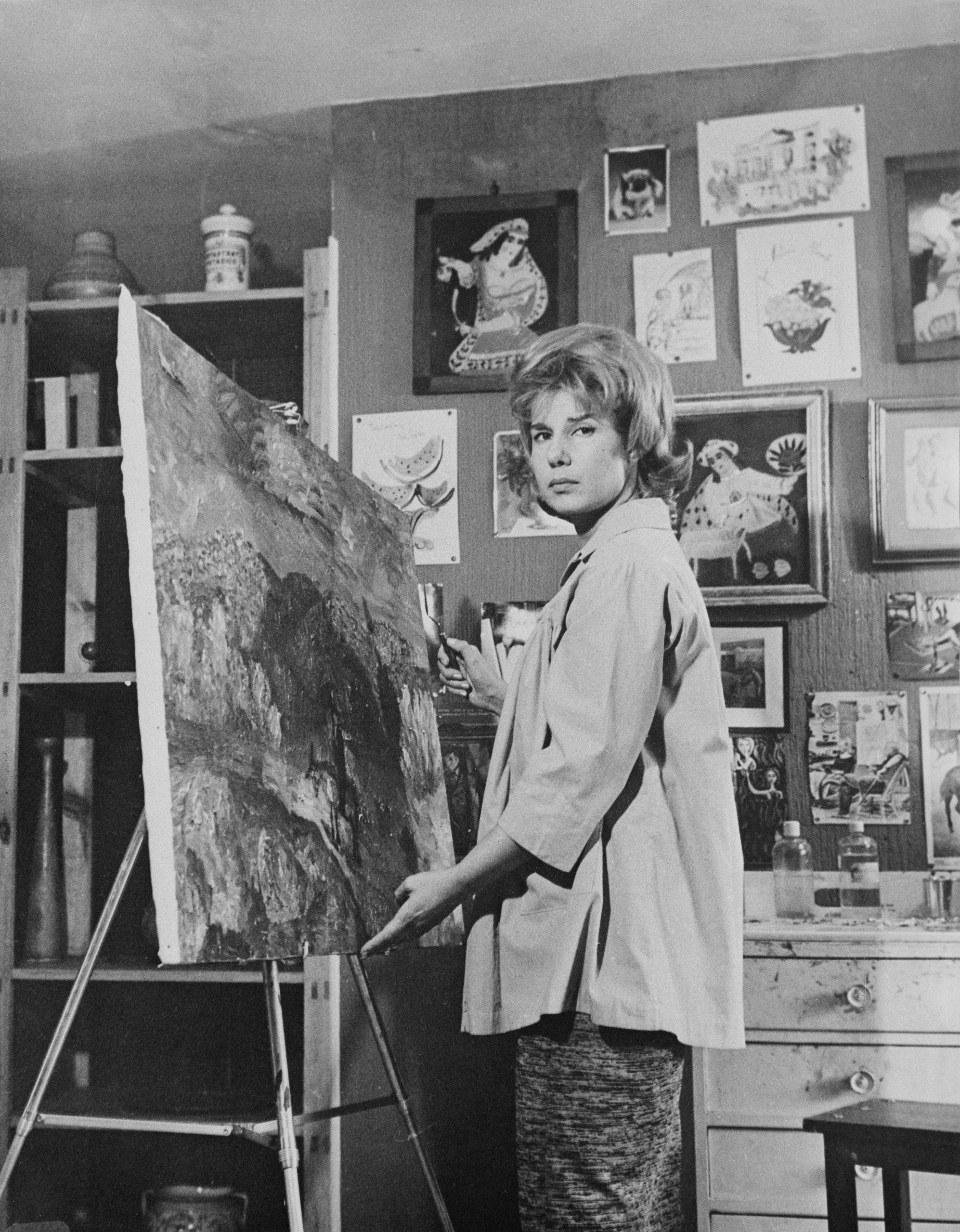 Cayetana Fitz-James Stuart, Duquesa de Alba, pinta un cuadro en su hogar en Madrid, en 1961. || Fuente: Getty Images