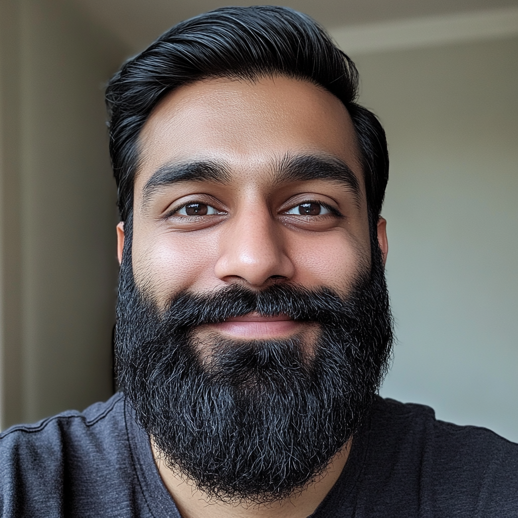Primer plano de un hombre sonriente | Fuente: Midjourney