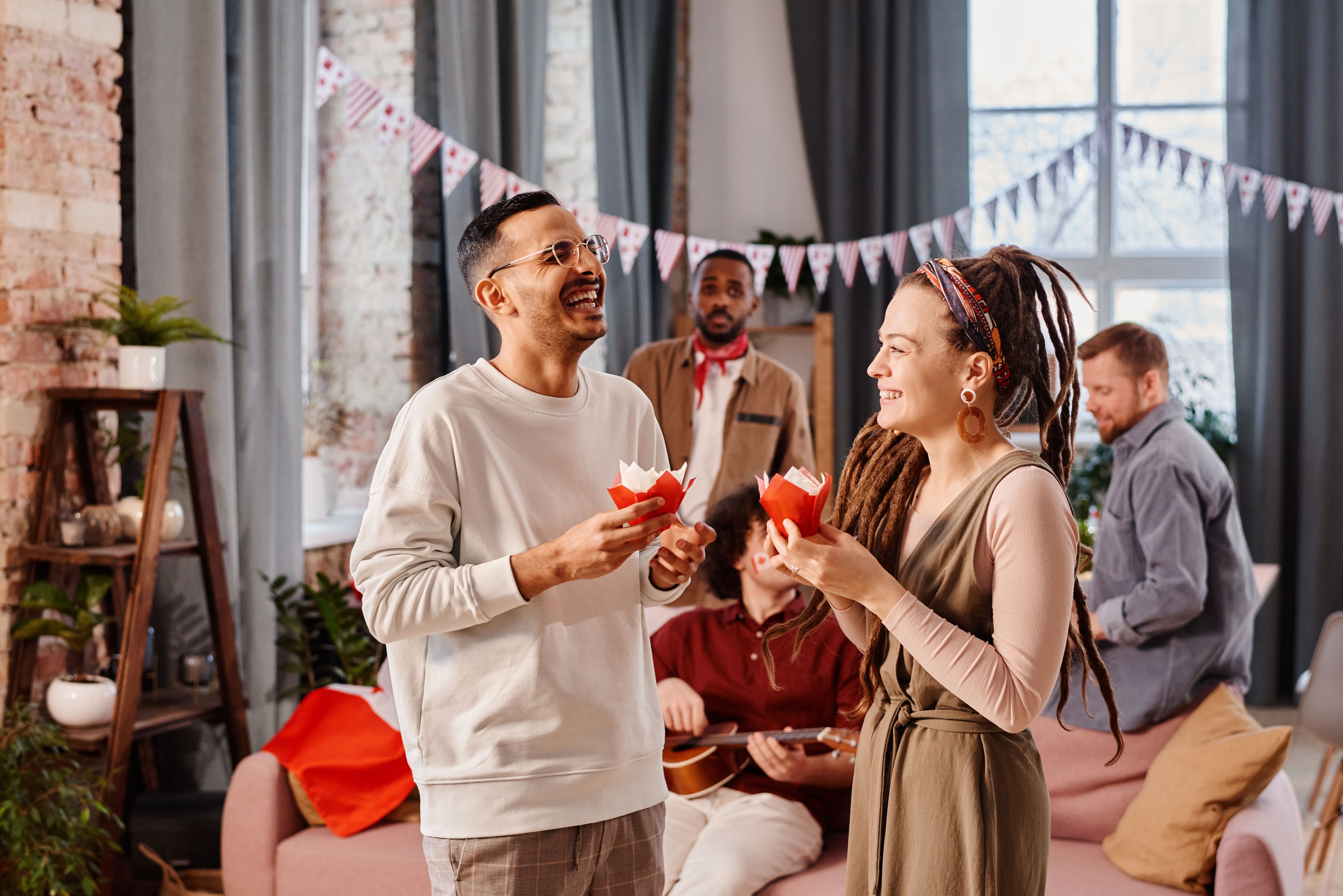 Un grupo de amigos de fiesta | Fuente: Pexels
