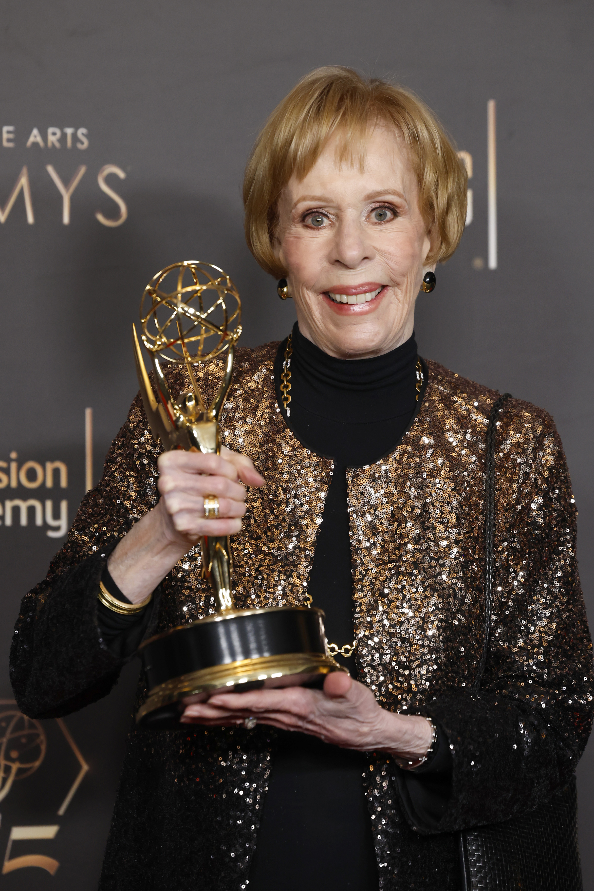 Carol Burnett posa con el premio Outstanding Variety Special durante los Emmys 2024 Creative Arts el 7 de enero de 2024 en Los Ángeles, California. | Fuente: Getty Images