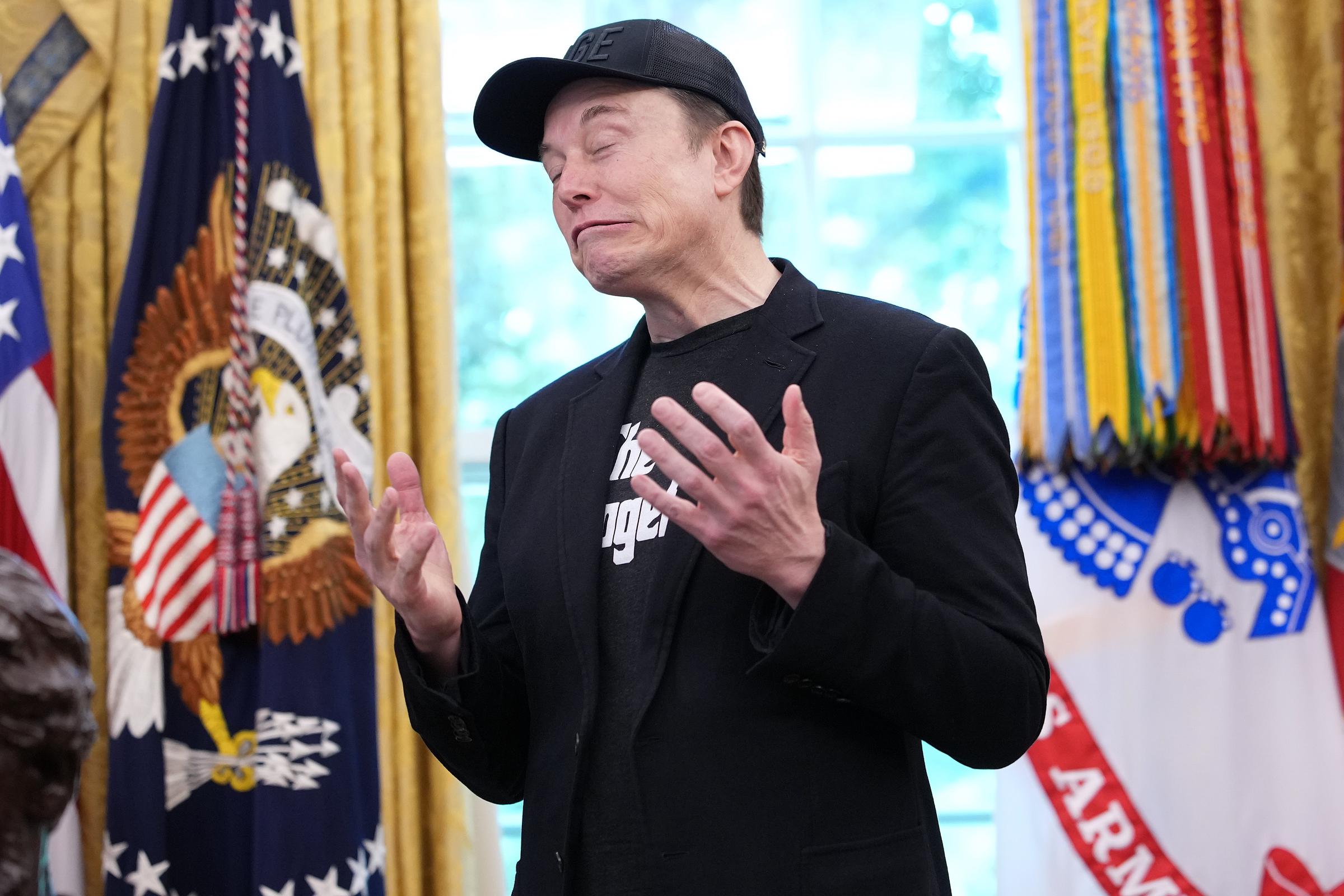 Musk respondió inicialmente con una broma antes de dar una explicación más directa sobre el origen del hematoma.
