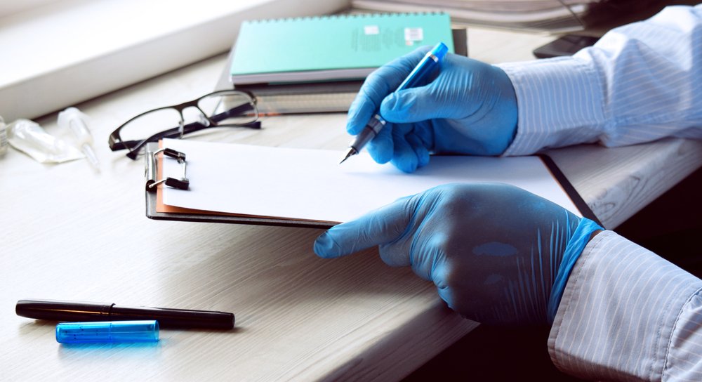 Médico escribiendo las indicaciones. | Foto: Shutterstock.
