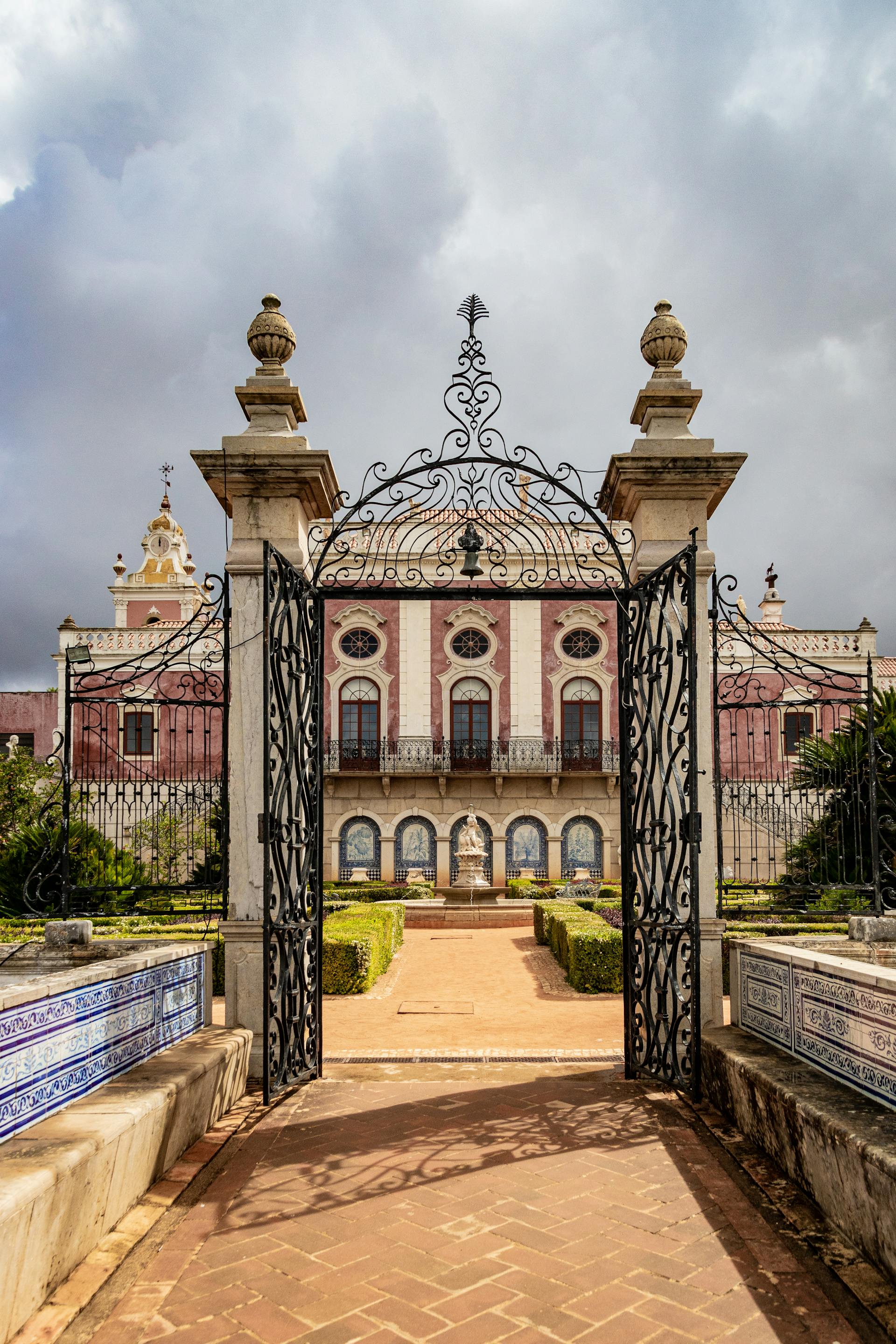 Las puertas abiertas de una finca | Fuente: Pexels