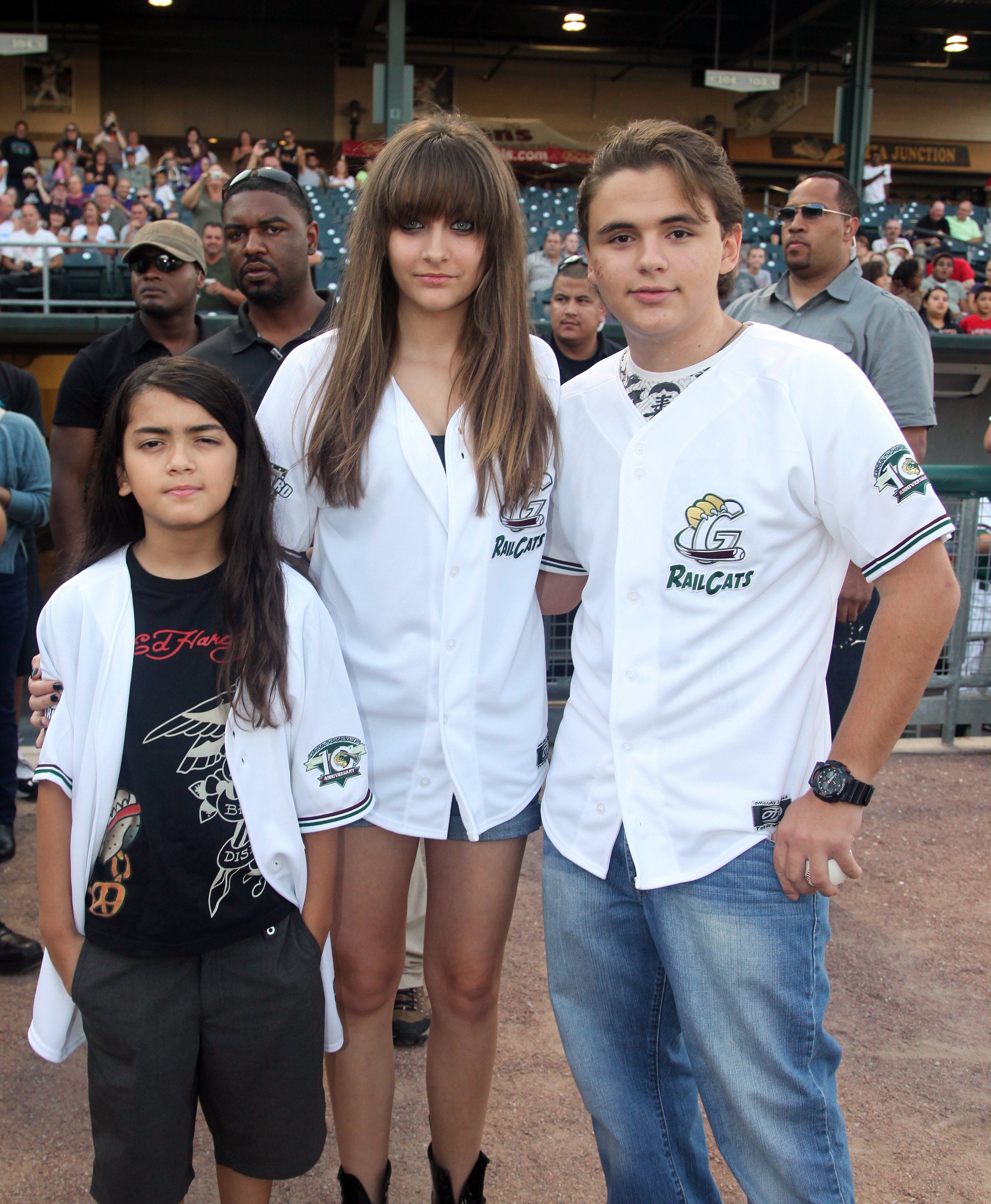 Prince Michael Jackson II, Paris Jackson y Prince Jackson durante un partido de béisbol en U.S. Steel Yard el 30 de agosto de 2012 en Gary, Indiana. | Fuente: Getty Images