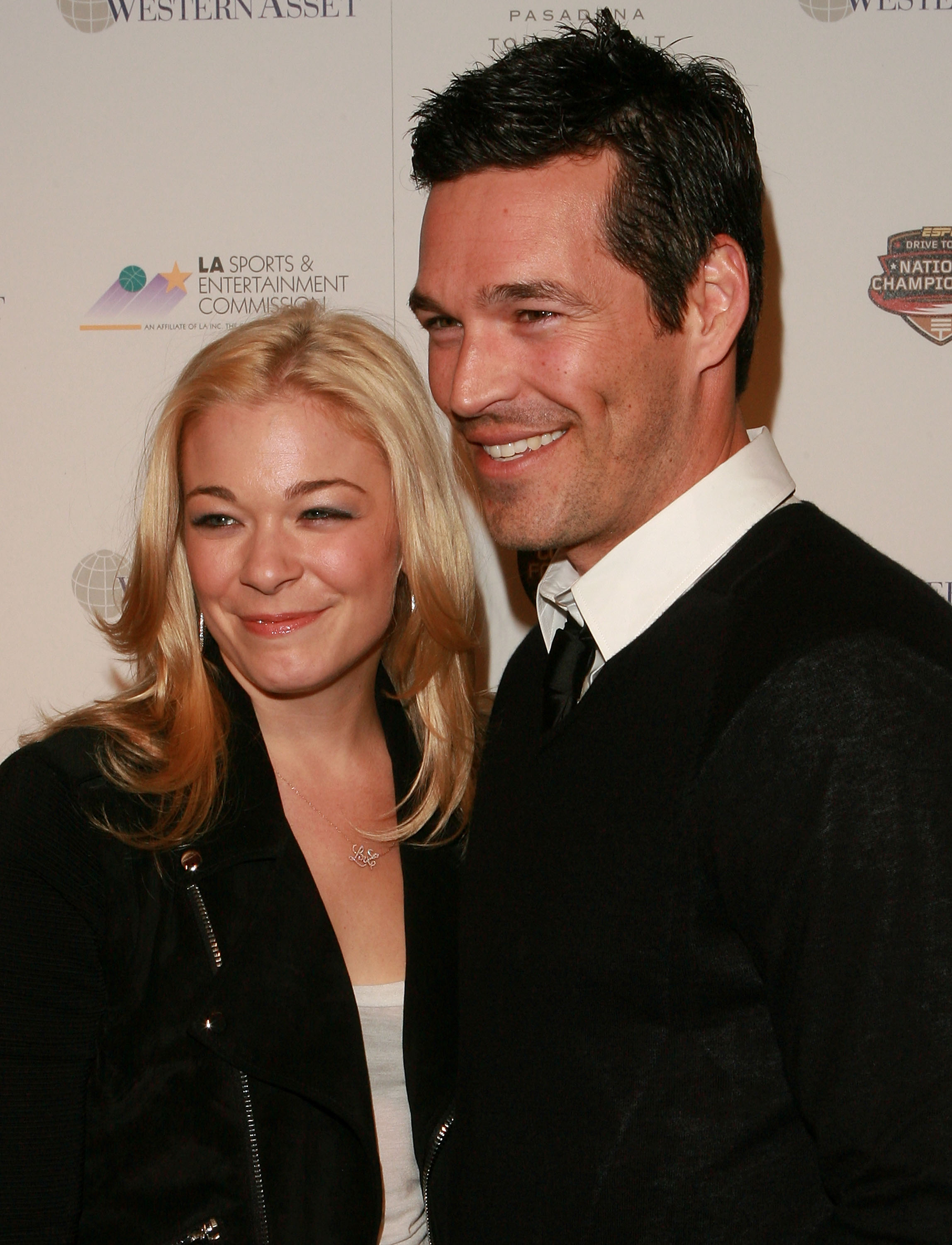 LeAnn Rimes y Eddie Cibrian llegan a la Fiesta Oficial del Campeonato Nacional BCS 2010 el 6 de enero de 2010, en el Centro de Convenciones de Pasadena en Pasadena, California | Fuente: Getty Images