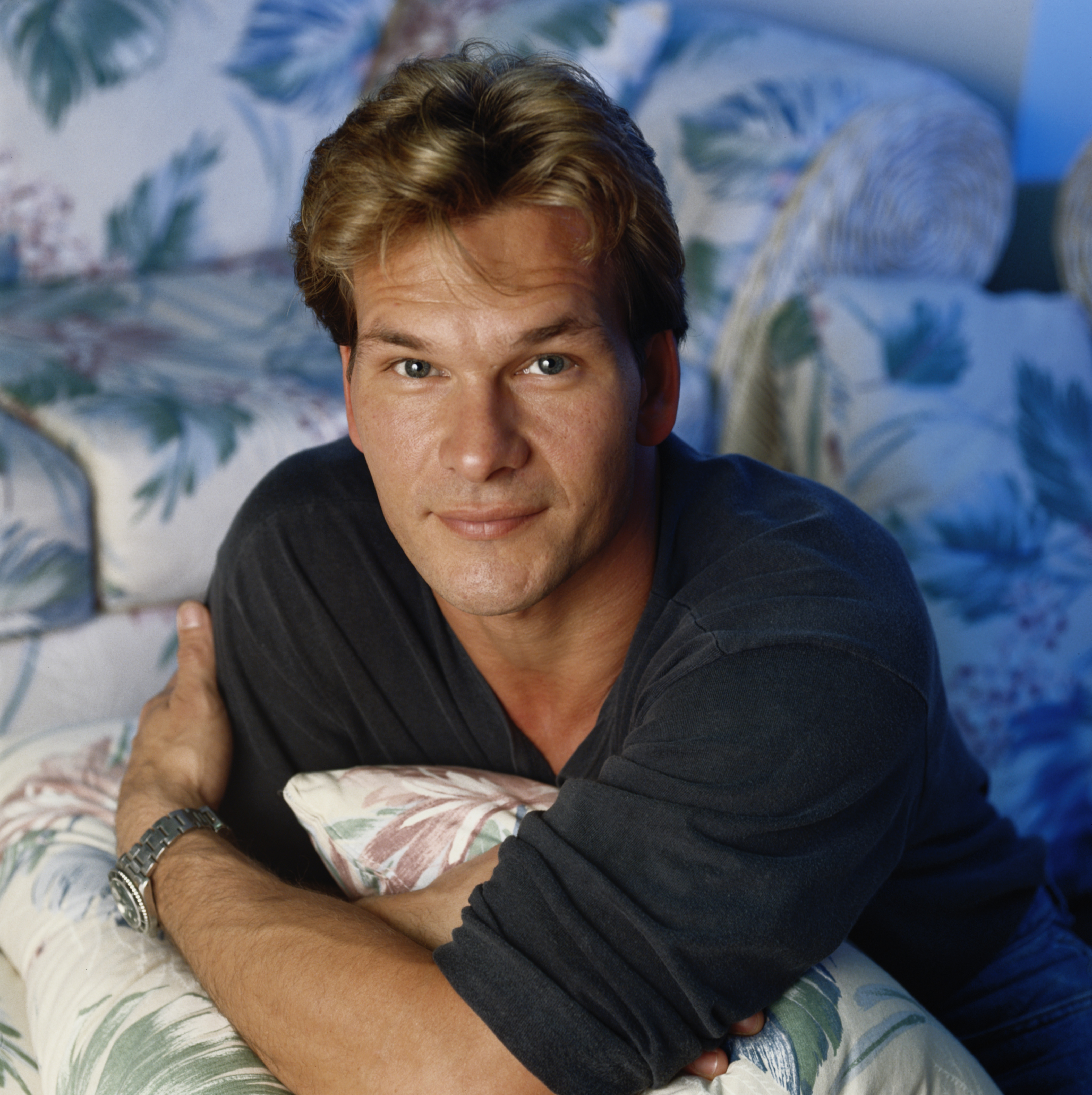 Patrick Swayze fotografiado el 1 de enero de 1990 | Fuente: Getty Images