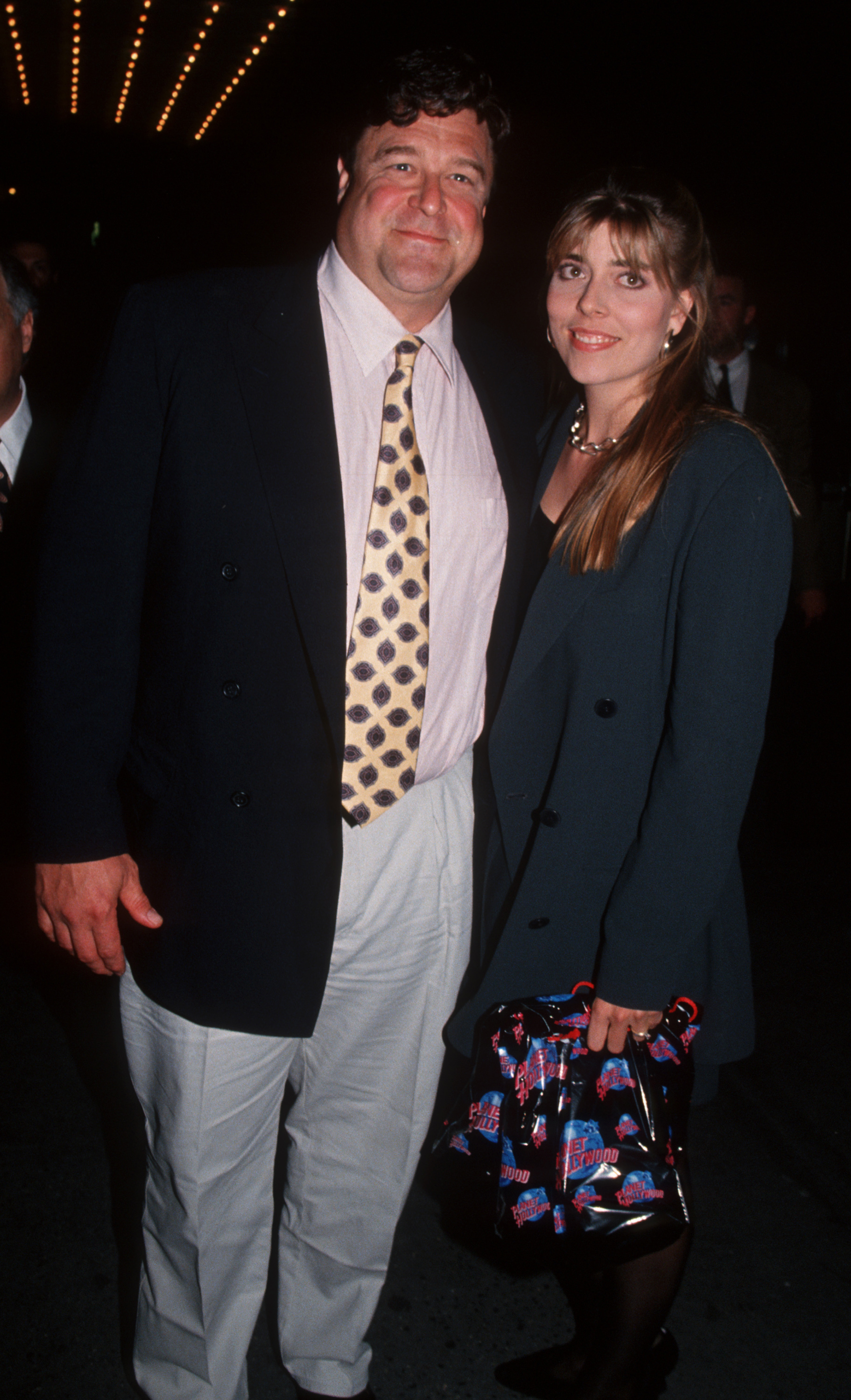 John Goodman y su esposa Anna Beth Hartzog asisten al estreno de "Los Picapiedra" el 23 de mayo de 1994, en el Teatro Ziegfeld de Nueva York, Nueva York. | Foto: Getty Images