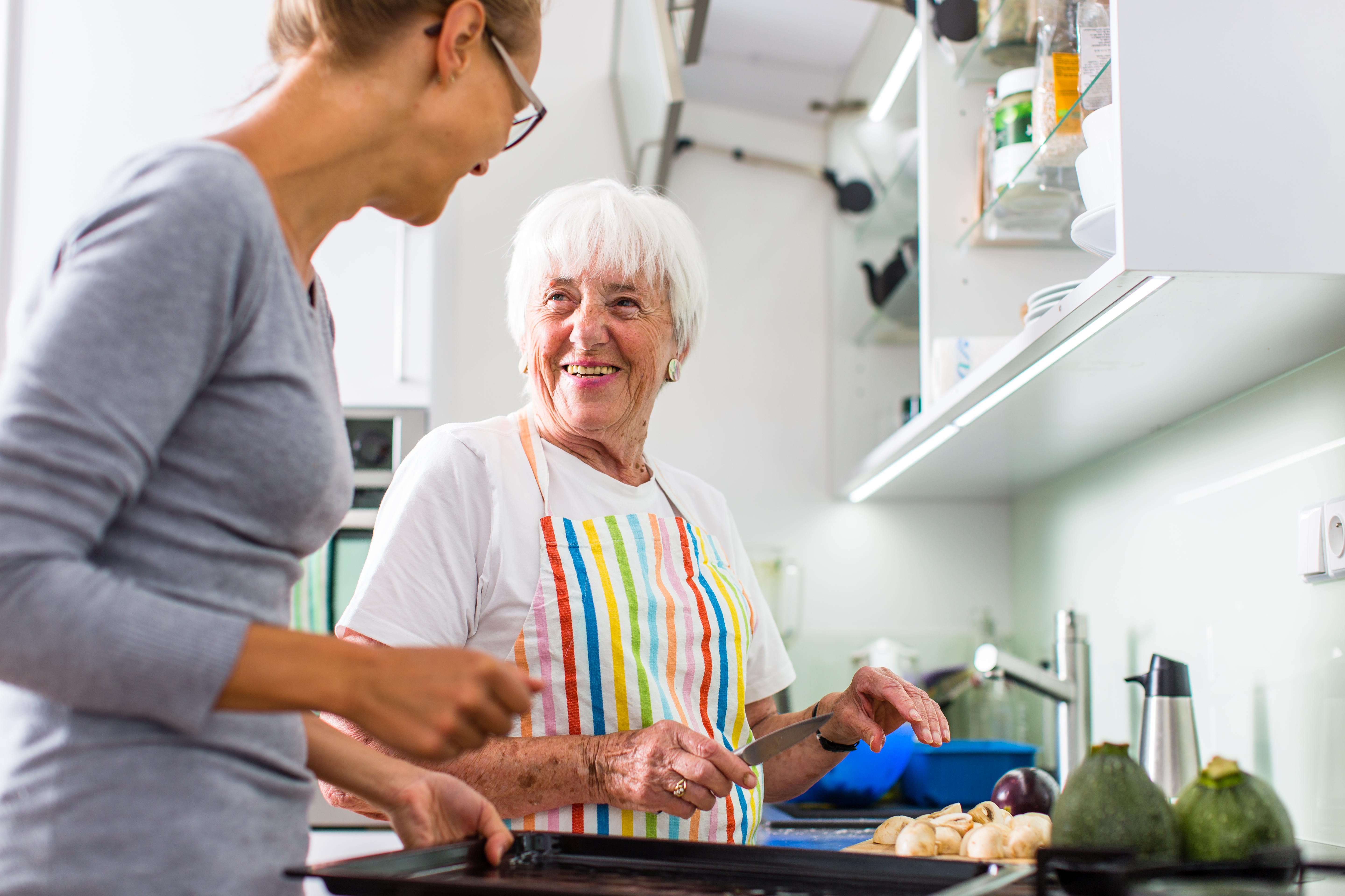 Mujer mayor/abuela cocinando | Fuente: Shutterstock