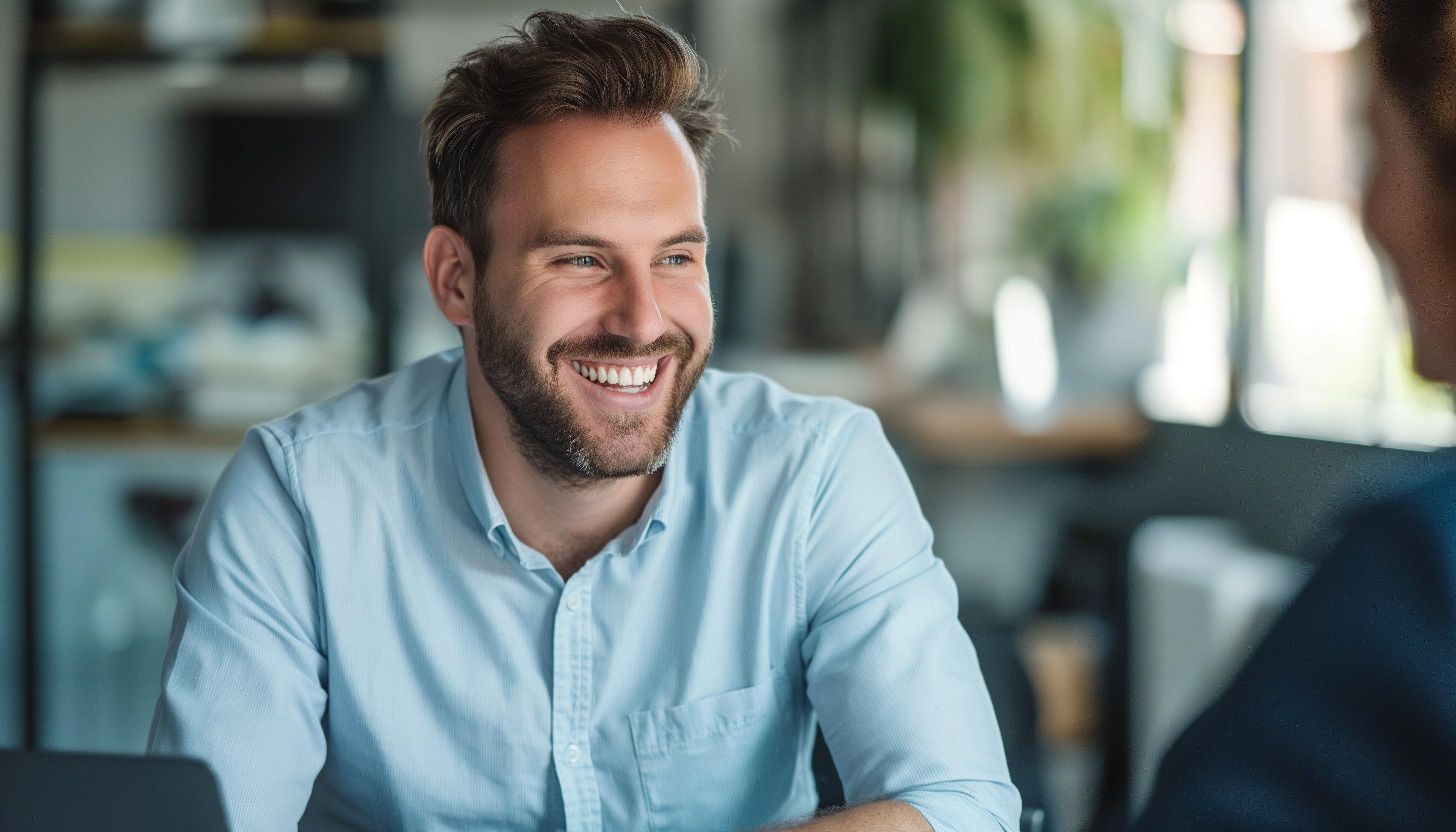 Un hombre sonriente en una entrevista | Fuente: Midjourney