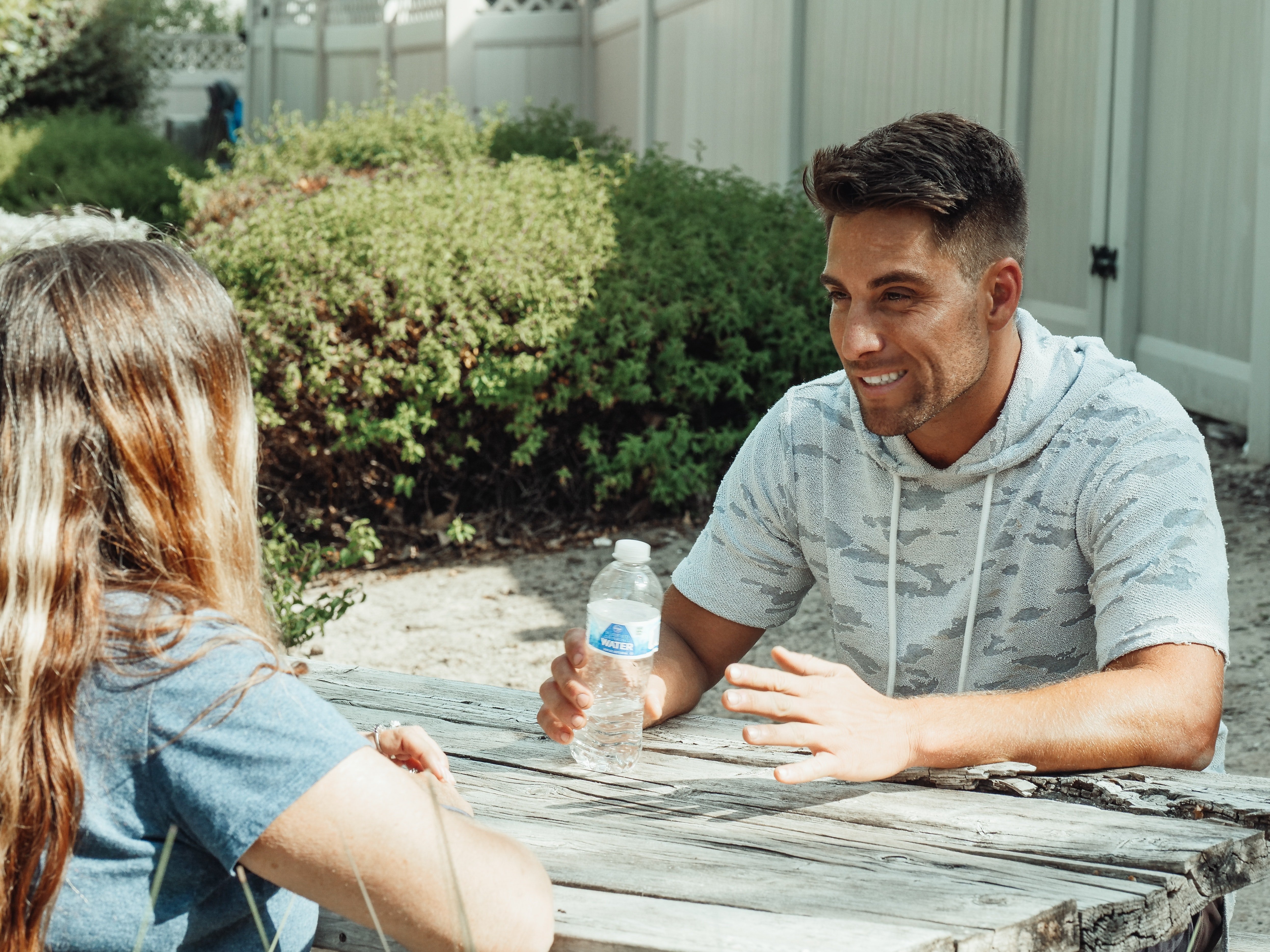 Una mujer y un hombre en un lugar público. | Foto: Pexels