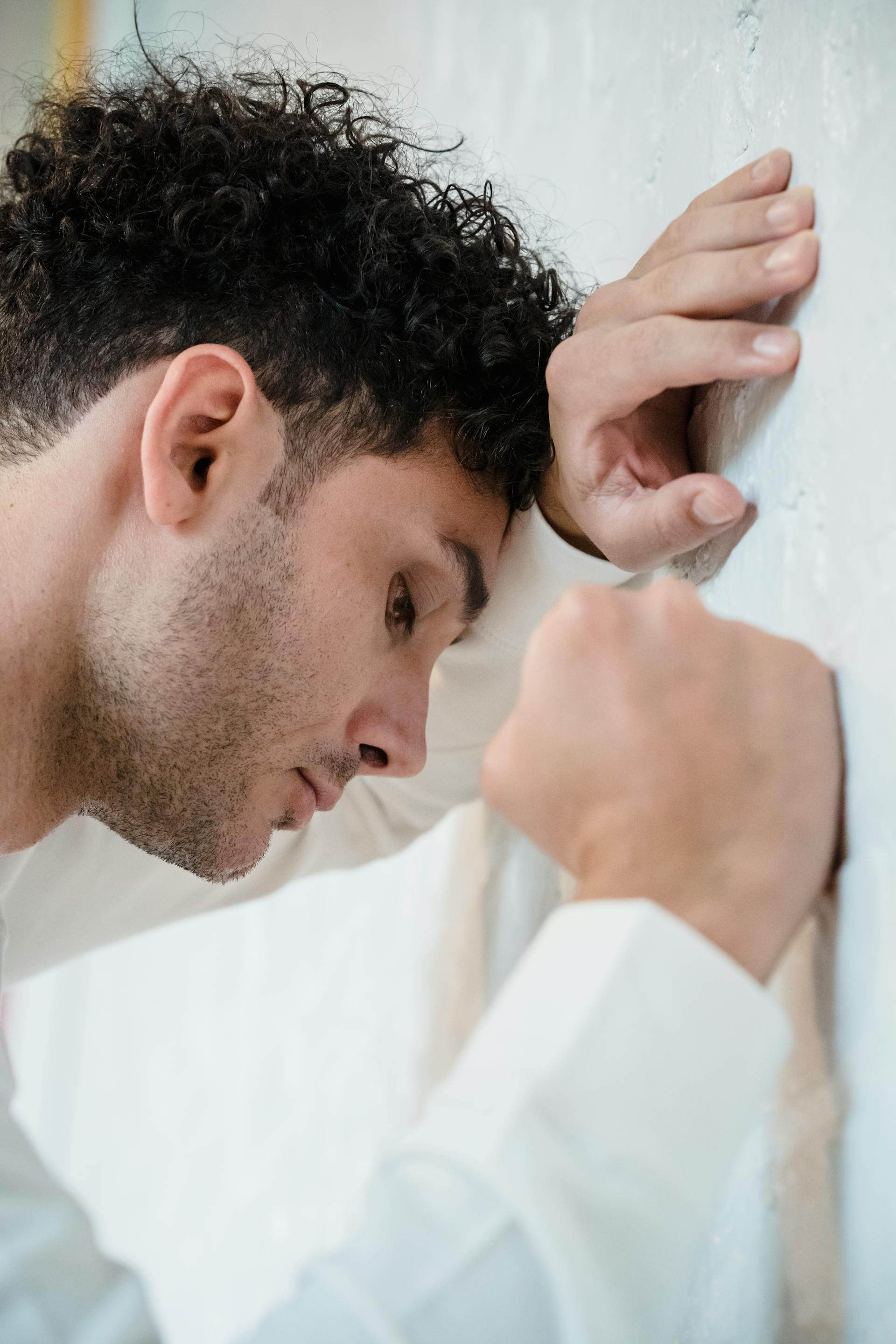 Un hombre estresado frente a la pared | Fuente: Pexels