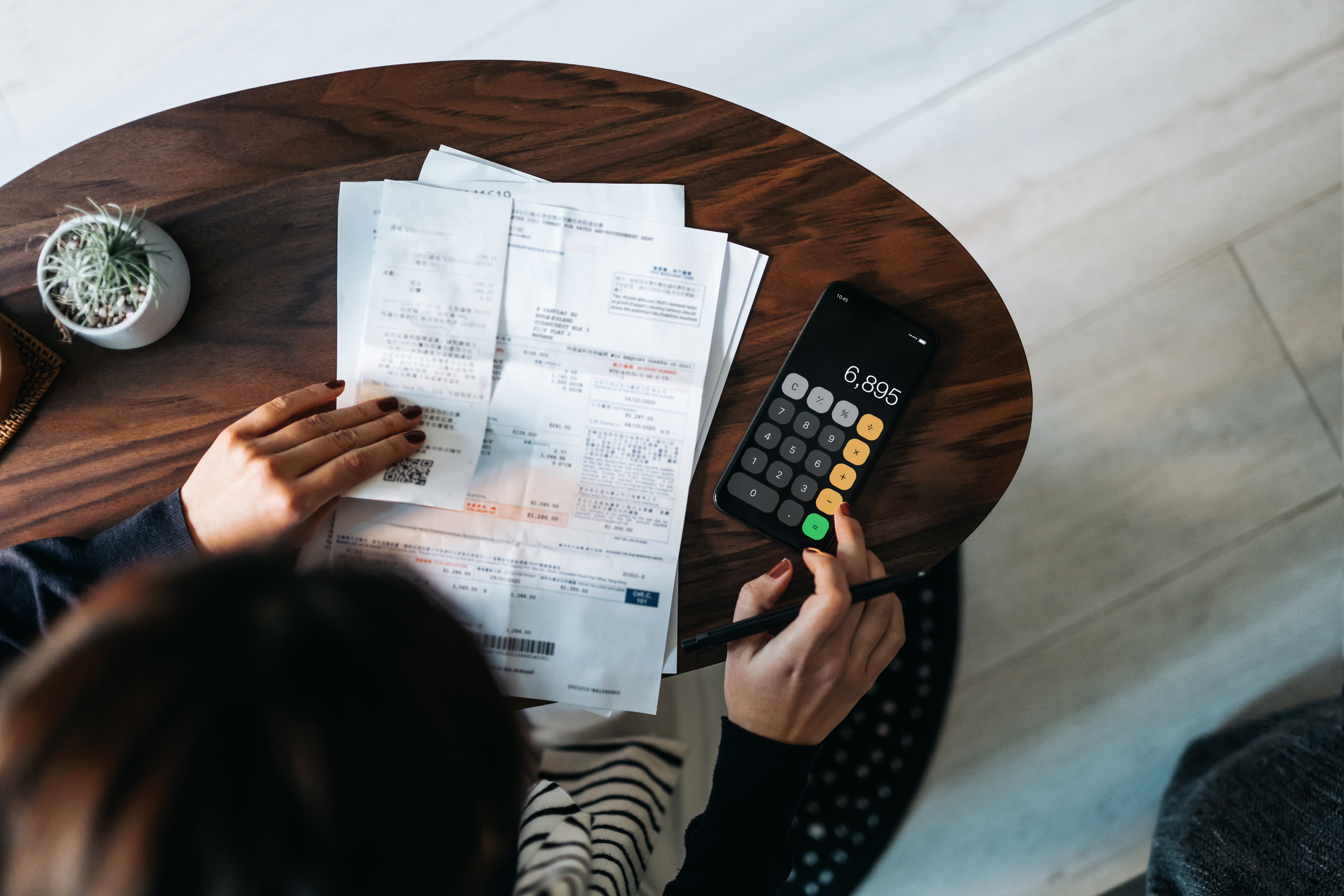 Una mujer calculando gastos | Foto: Getty Images