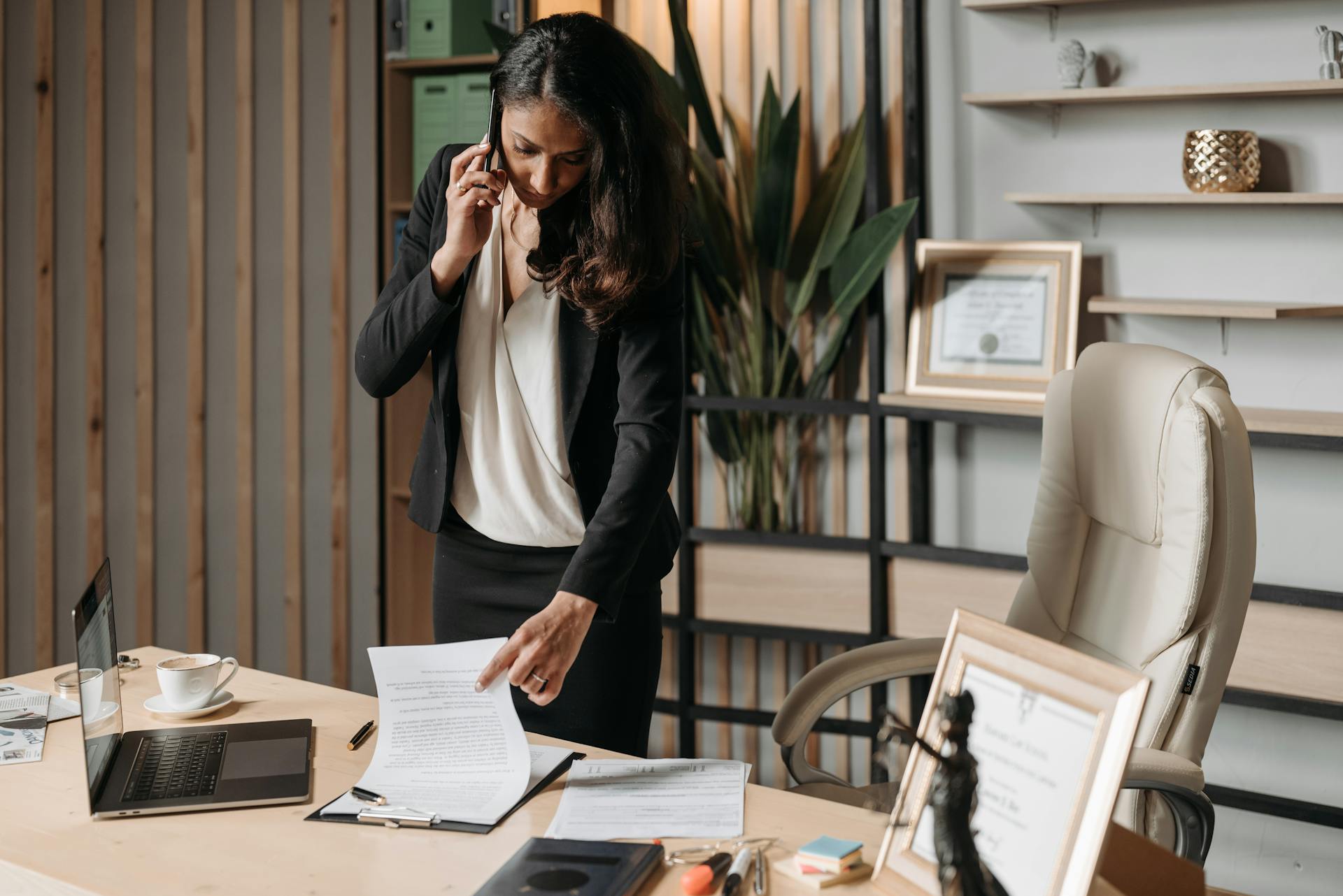 Una mujer hablando por teléfono | Fuente: Pexels