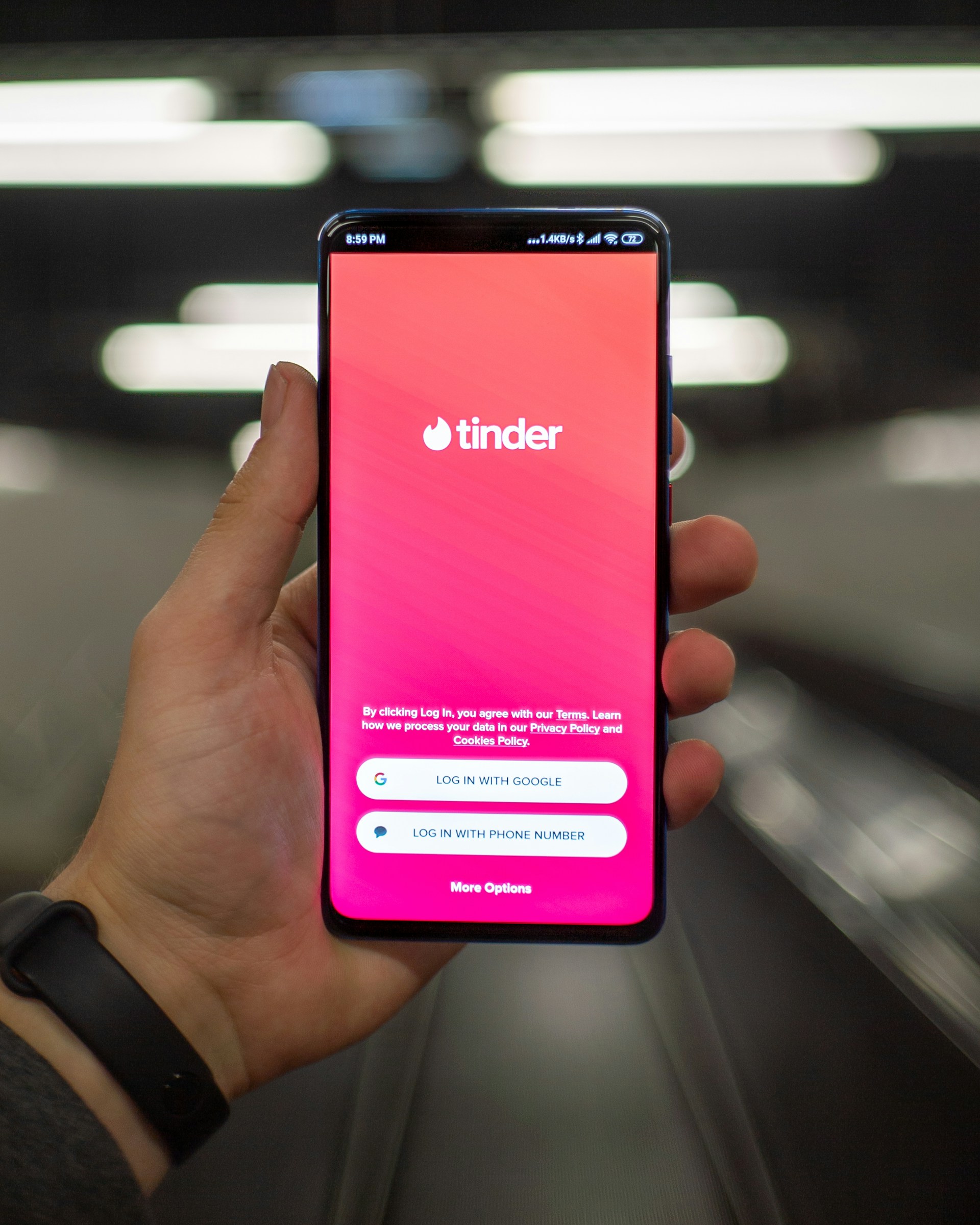 Persona con el teléfono abierto en Tinder | Foto: Unsplash