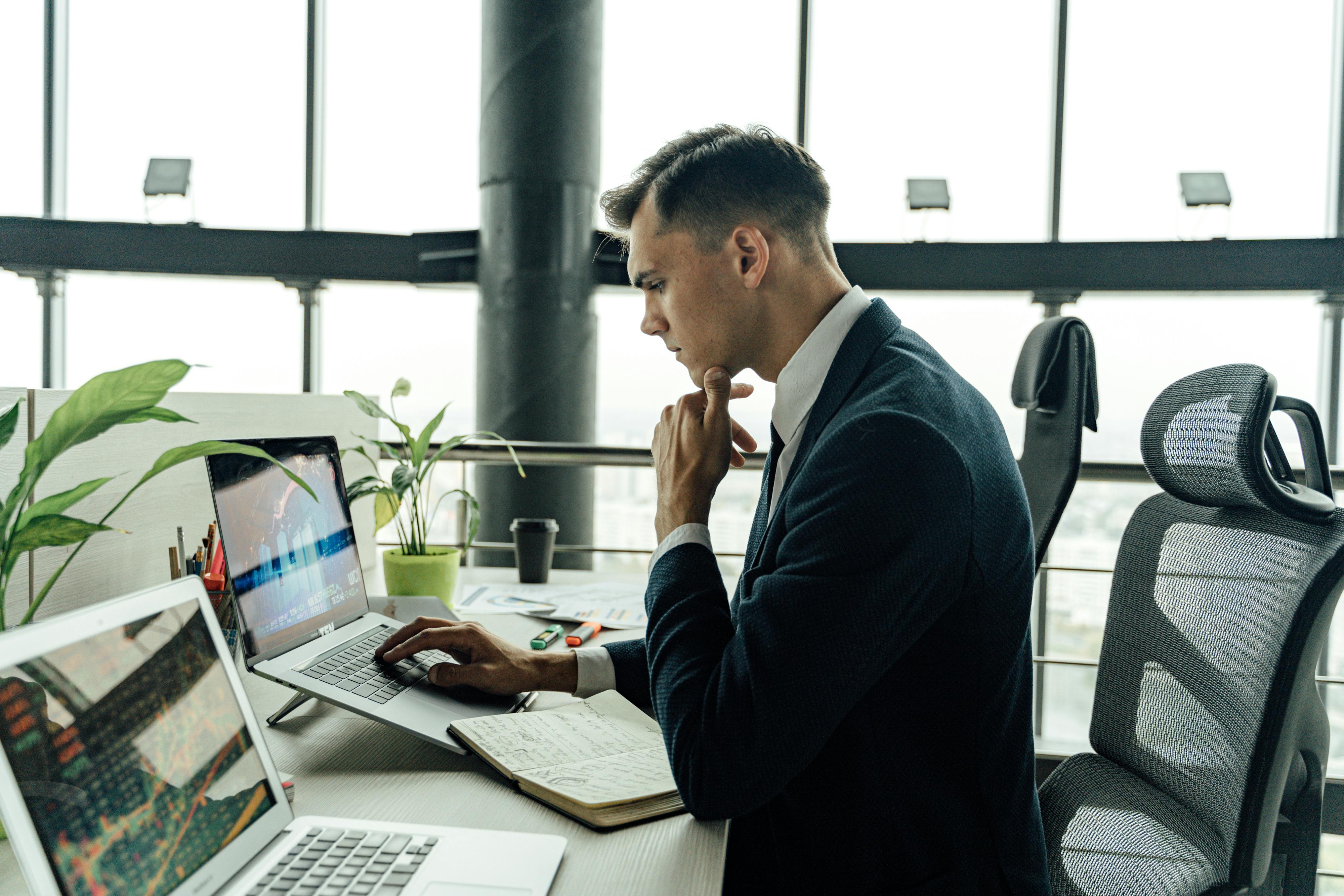 Un hombre ocupado trabajando | Fuente: Pexels