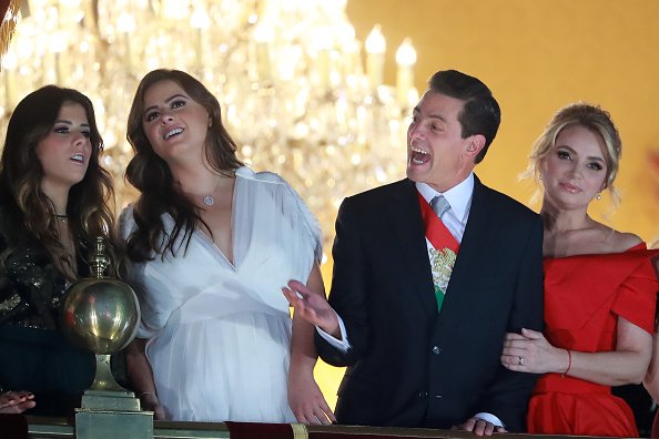 Enrique Peña Nieto, presidente de México, saluda con su esposa Angélica Rivera y sus hijos durante las celebraciones del Día de la Independencia de México en el Zócalo el 15 de septiembre de 2018 en la Ciudad de México, México. | Fuente: Getty Images