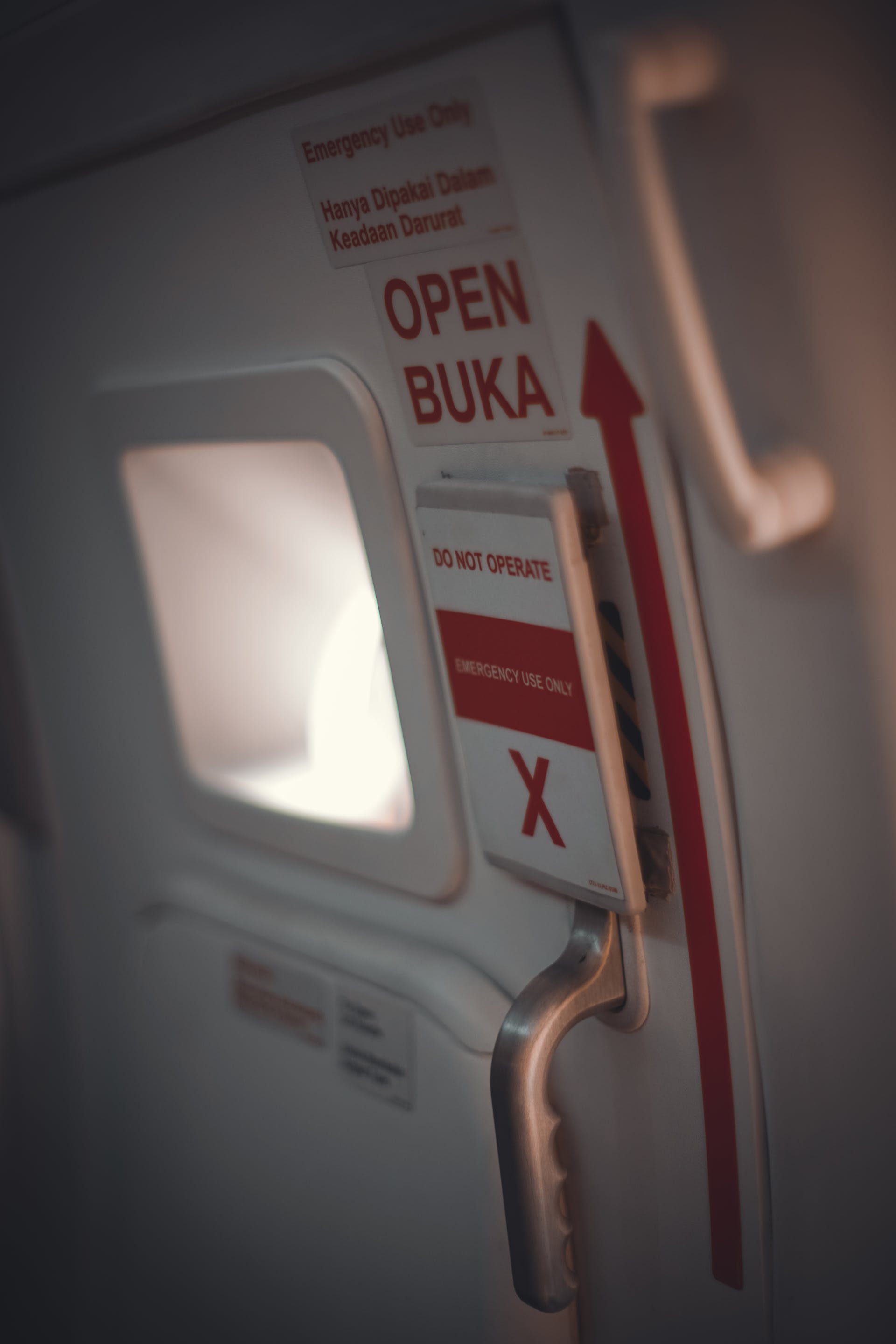 Puerta de un avión | Fuente: Pexels