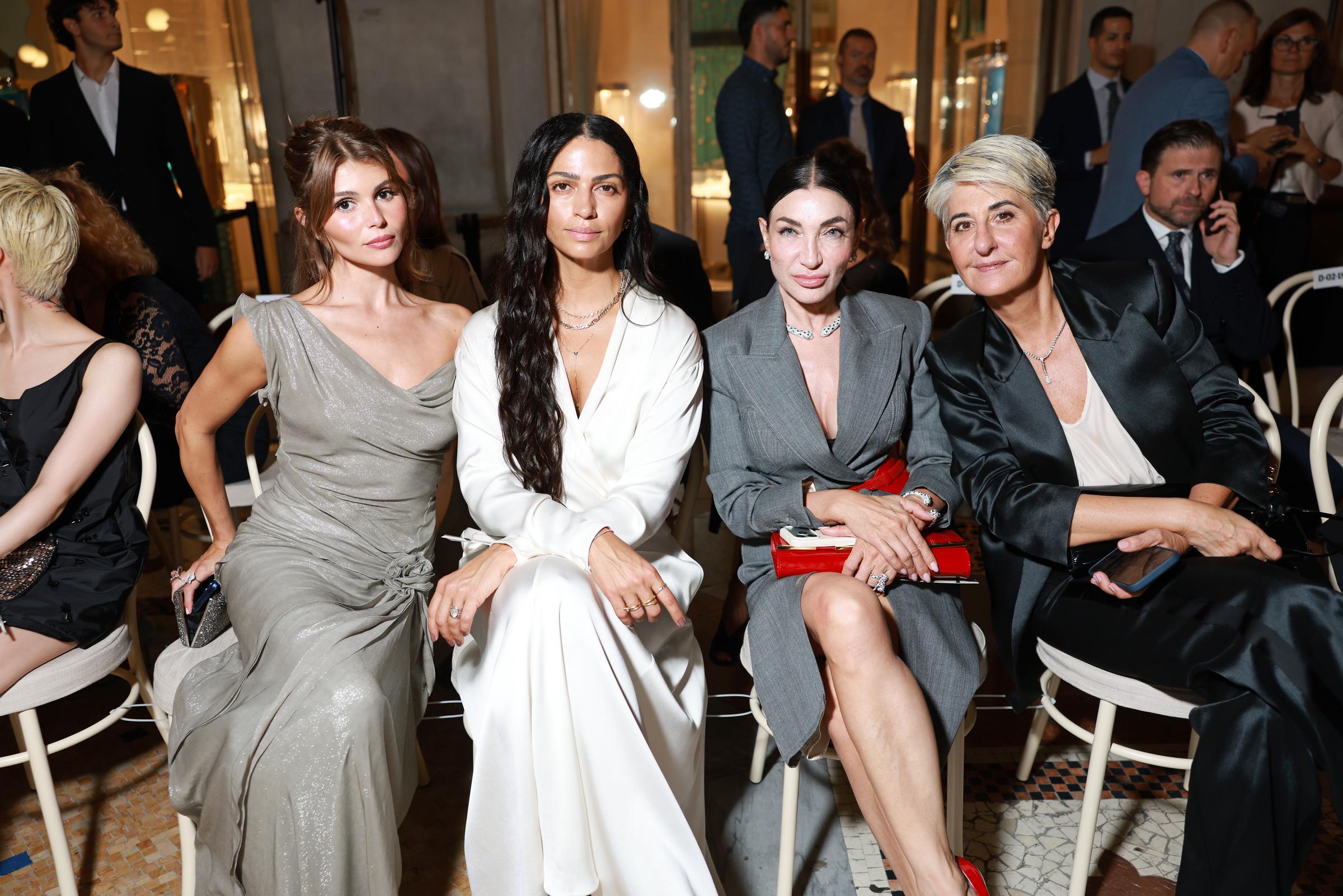 Alves está sentada junto a Olivia Jade y Elisabetta Franchi, mirando a la cámara, mientras sus collares superpuestos y su escote cruzado y pronunciado acaparan toda la atención. | Fuente: Getty Images