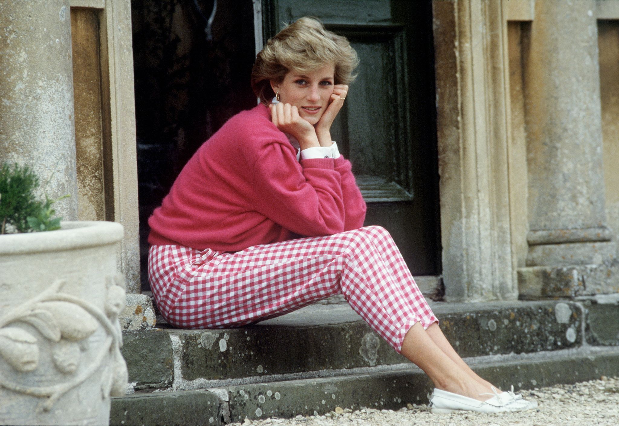 La princesa Diana sentada en los escalones de su casa en Highgrove, el 18 de julio de 1986 en Gloucestershire, Inglaterra. | Foto: Getty Images