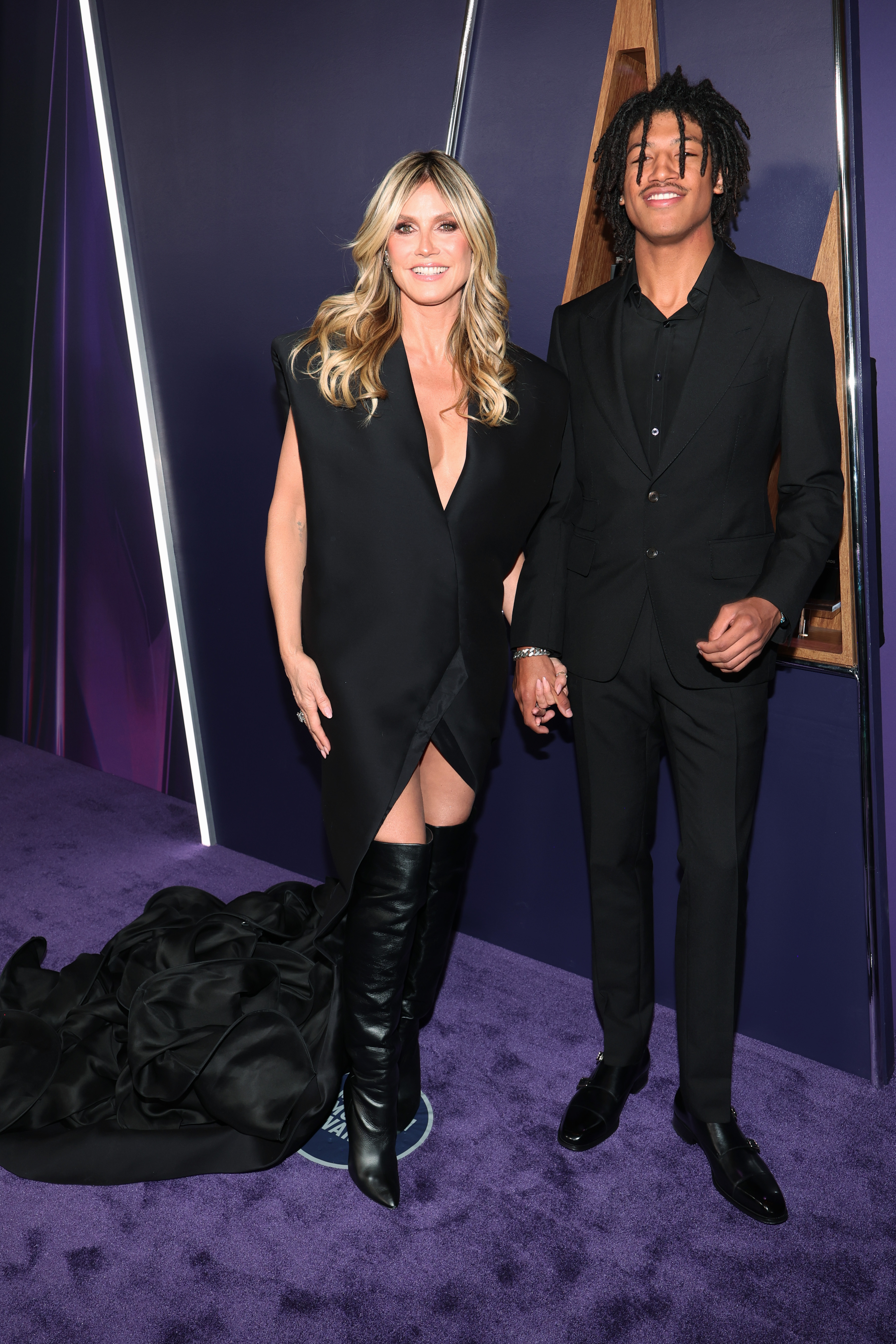Tomados de la mano en la alfombra roja, Heidi Klum y su hijo, Henry Samuel, aparecieron como una pareja unida. Con Henry como acompañante, la conexión madre-hijo estaba a flor de piel.