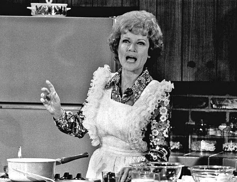 Foto de Betty White como Sue Ann Nivens, anfitriona del programa "Happy Homemaker" de WJM-TV, del programa de televisión 'The Mary Tyler Moore Show' en 1973. | Foto: Wikimedia Commons