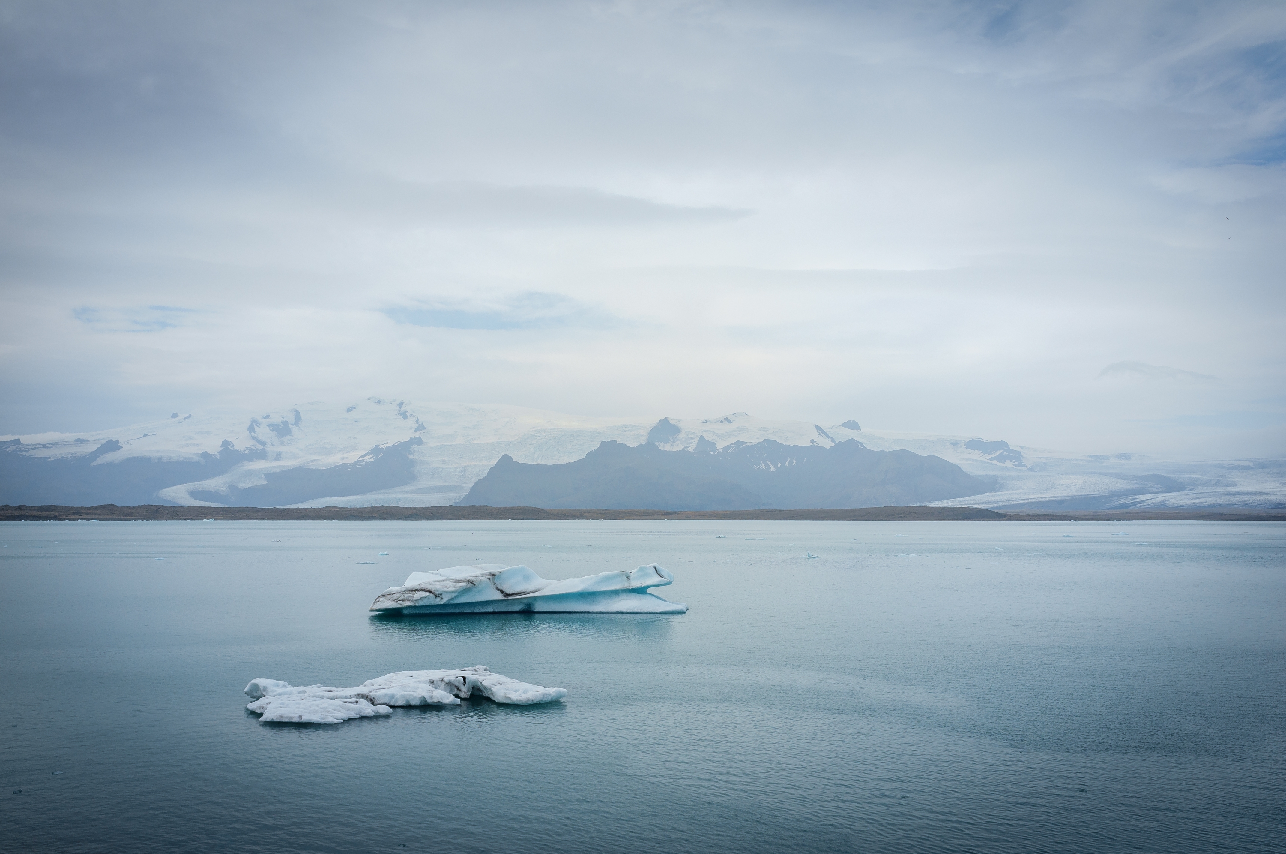 Trozos de hielo en la bahía de la laguna glaciar. | Fuente: Shutterstock