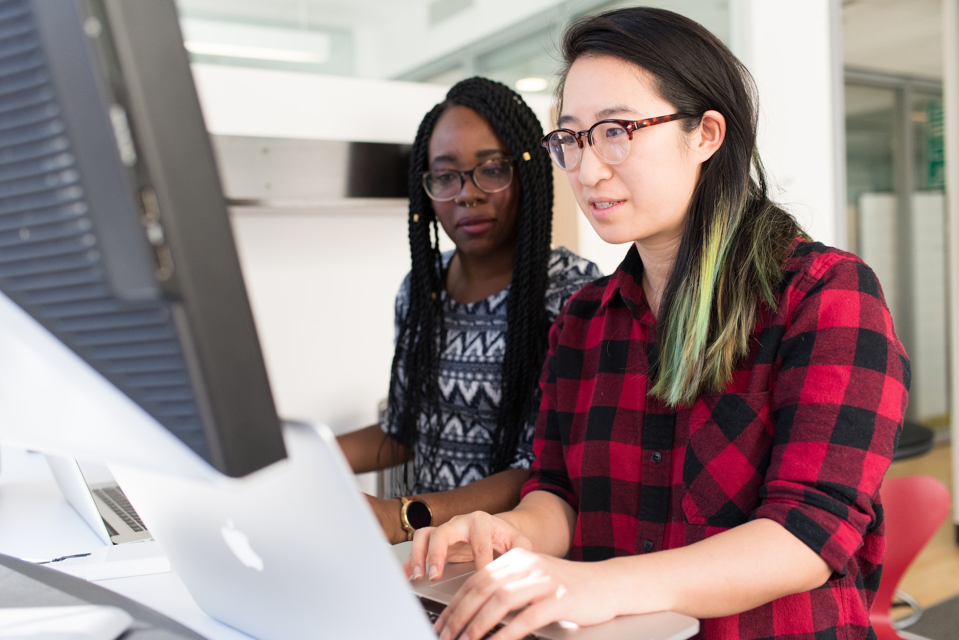 Dos mujeres trabajando en un ordenador | Fuente: Pexels