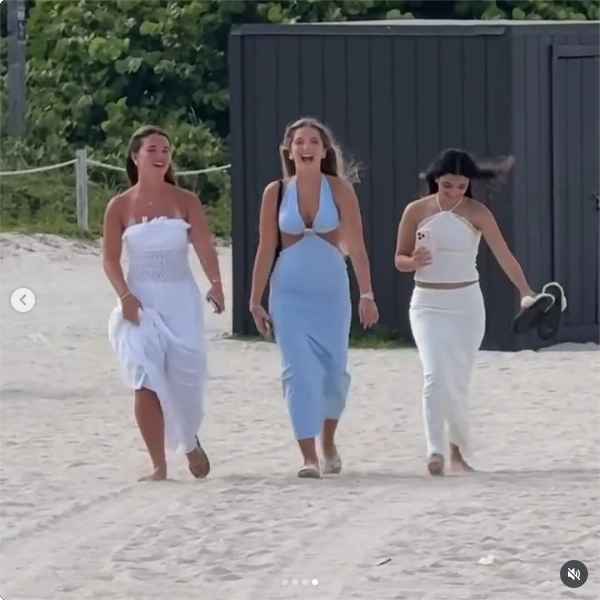 Aitana Paladini junto a sus amigas durante la celebración de su cumpleaños número 17 en una playa de Miami | Fuente: Instagram/rocioguiraodiaz