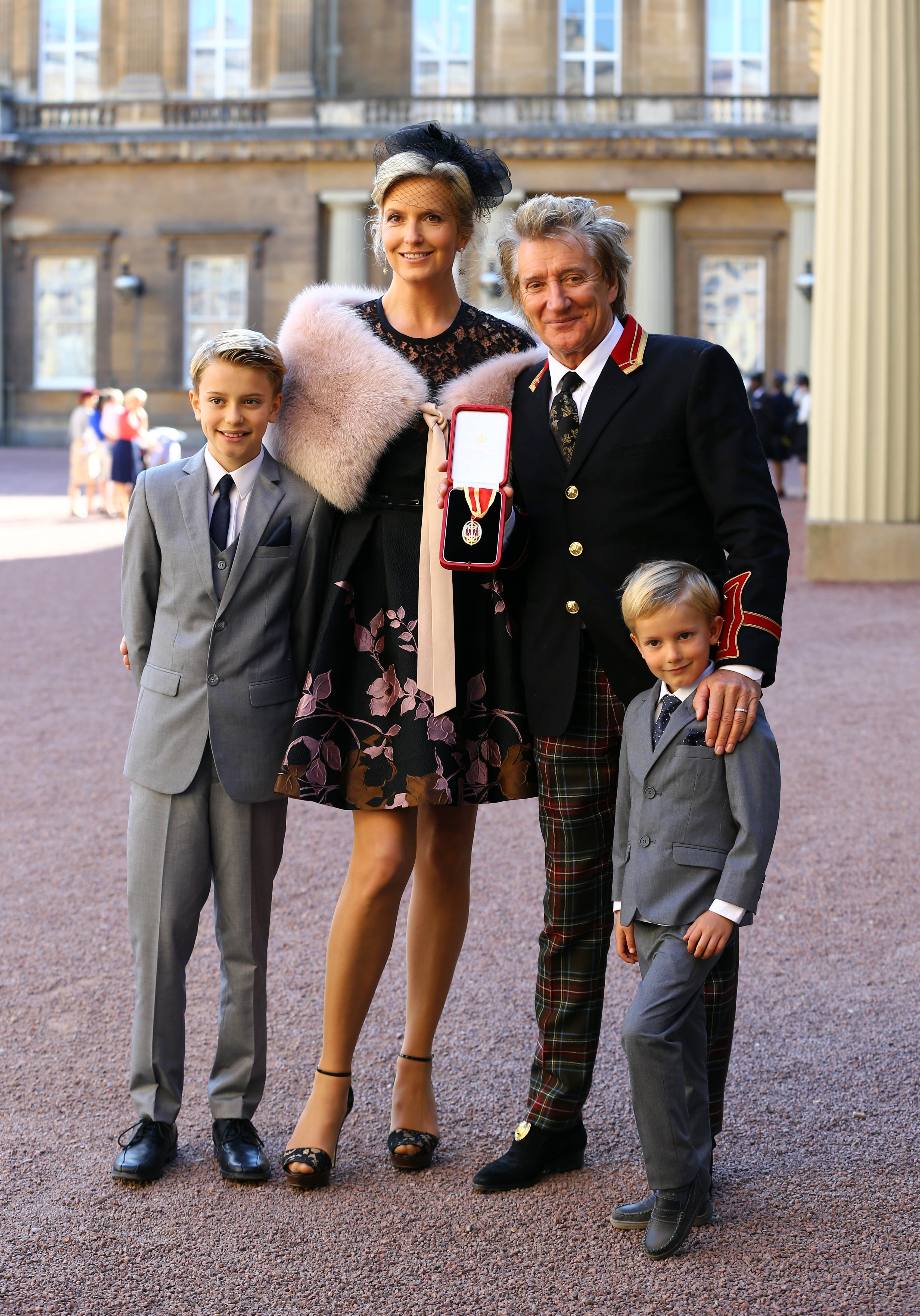 Penny Lancaster y Sir Rod Stewart con sus hijos, Alastair y Aiden Stewart en Londres, Inglaterra, el 11 de octubre de 2016 | Fuente: Getty Images