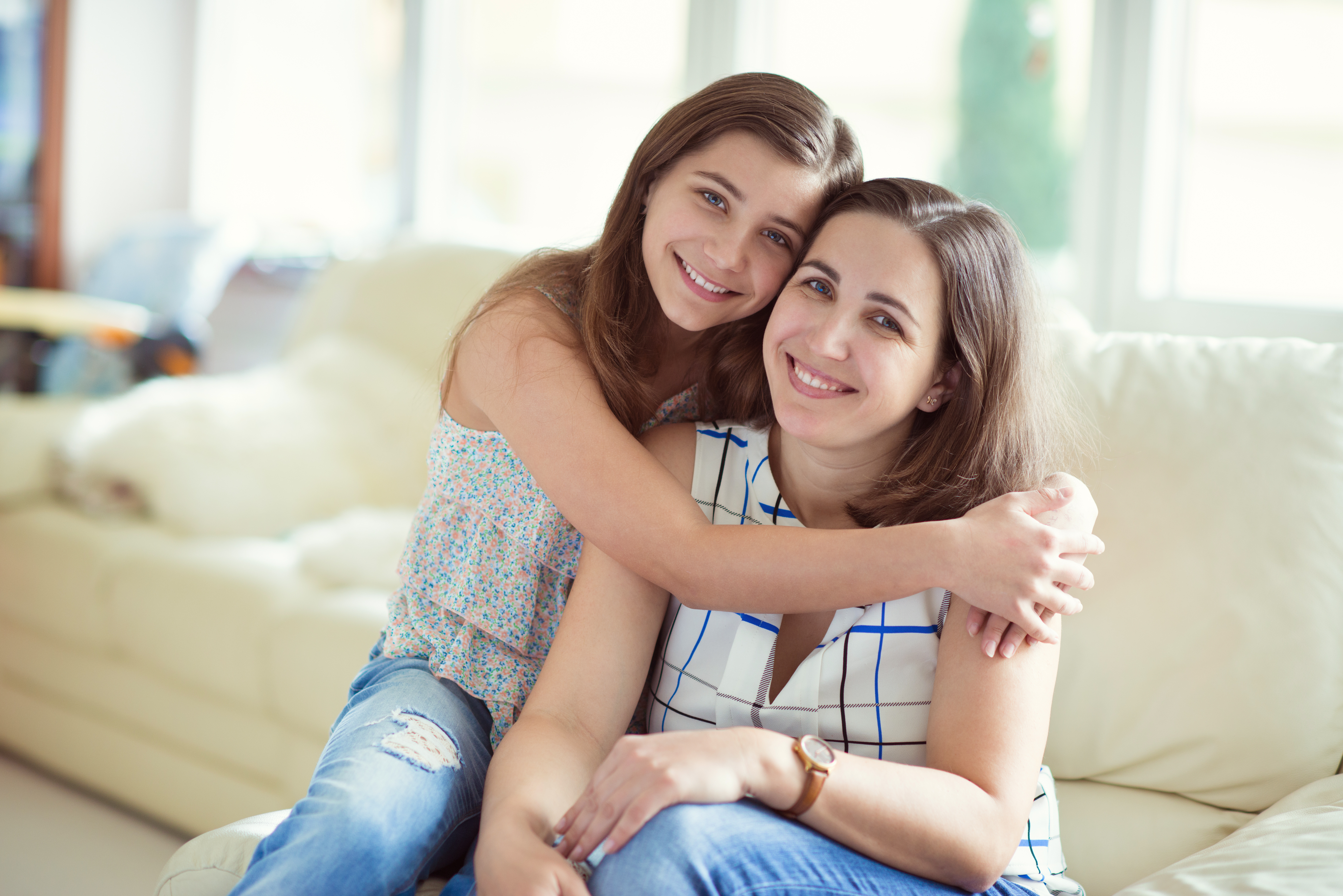 Una adolescente abraza a su madre | Foto: Shutterstock
