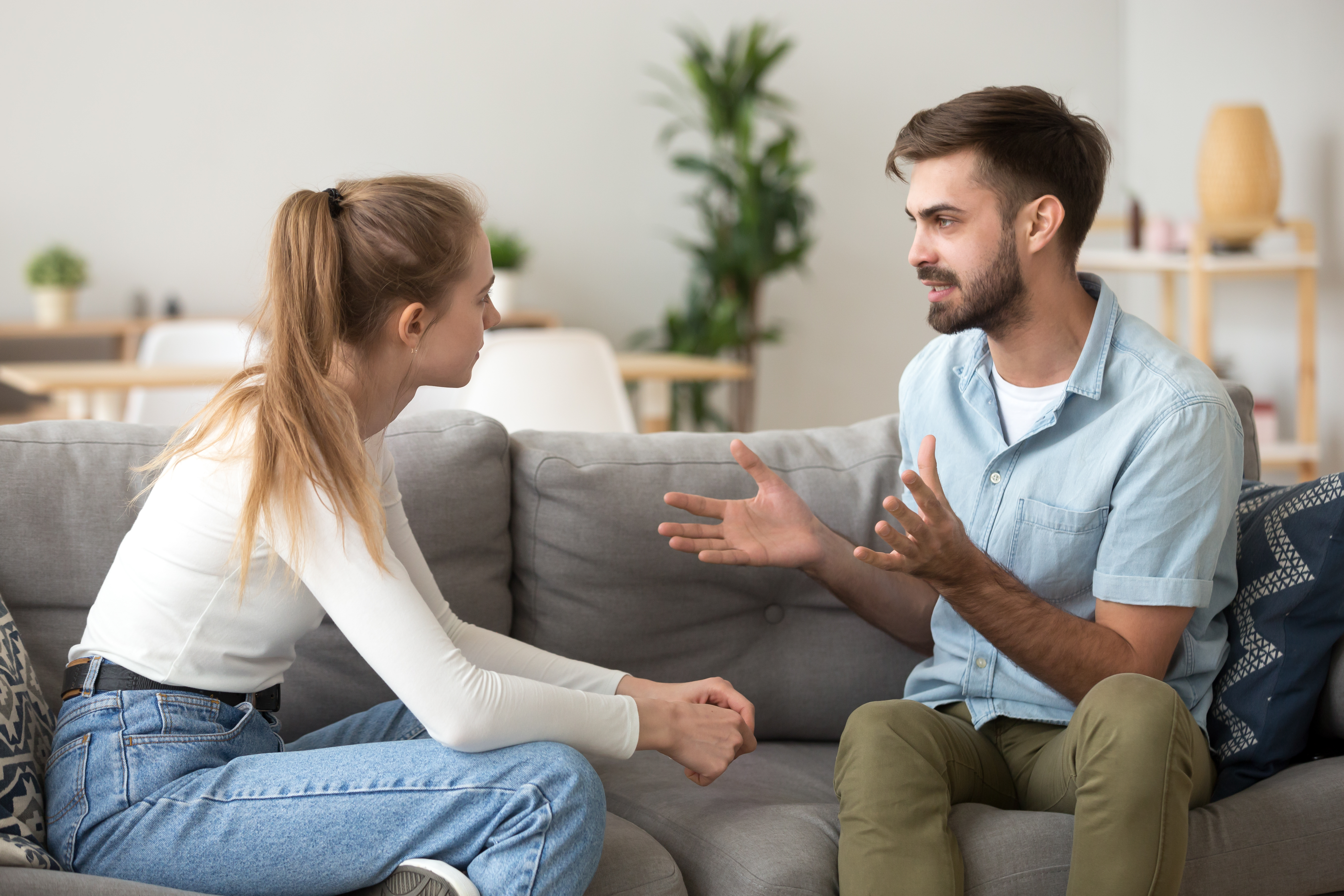 Un hombre y una mujer hablando en un sofá | Foto: Shutterstock