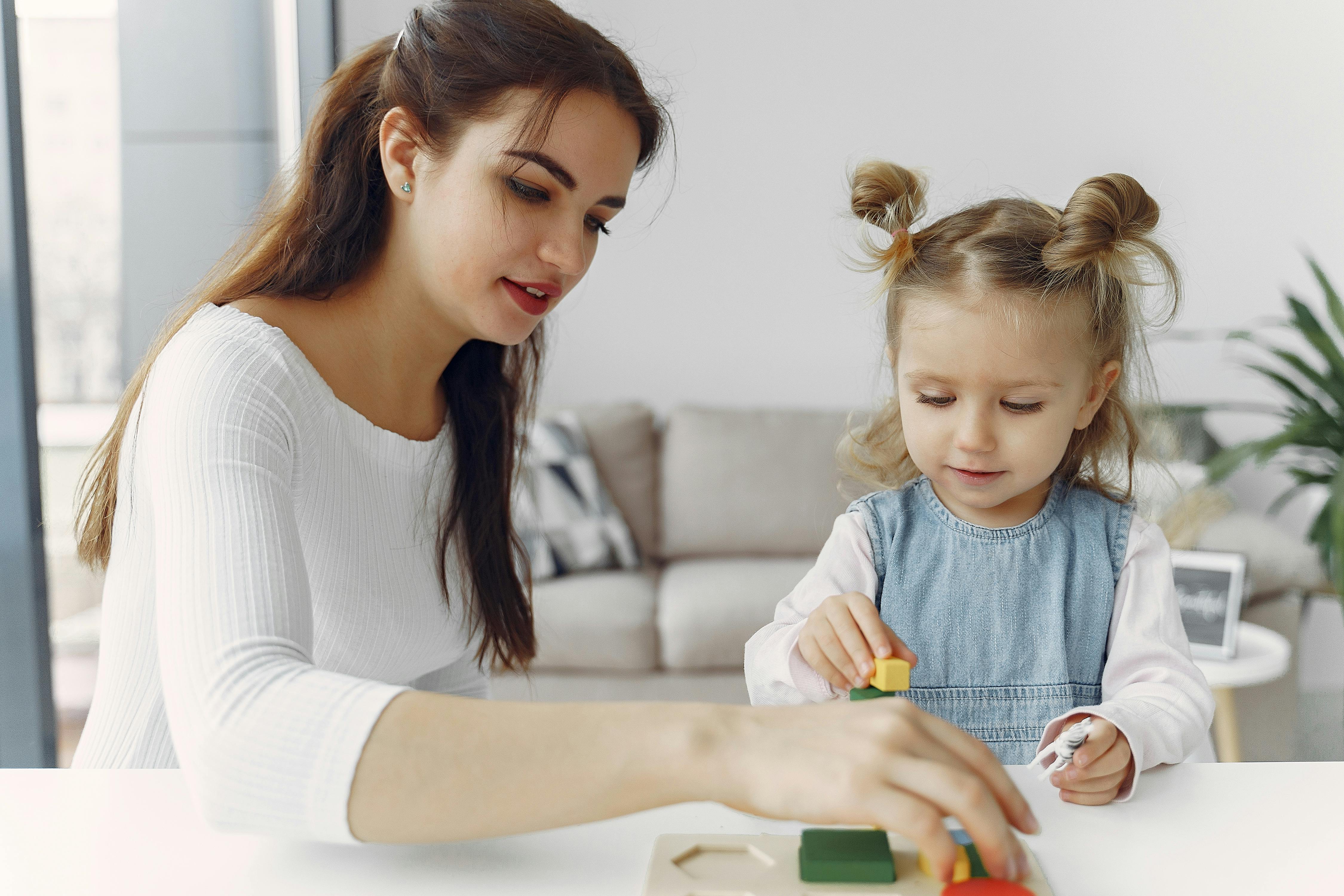 Una mujer cuidando niños | Fuente: Pexels