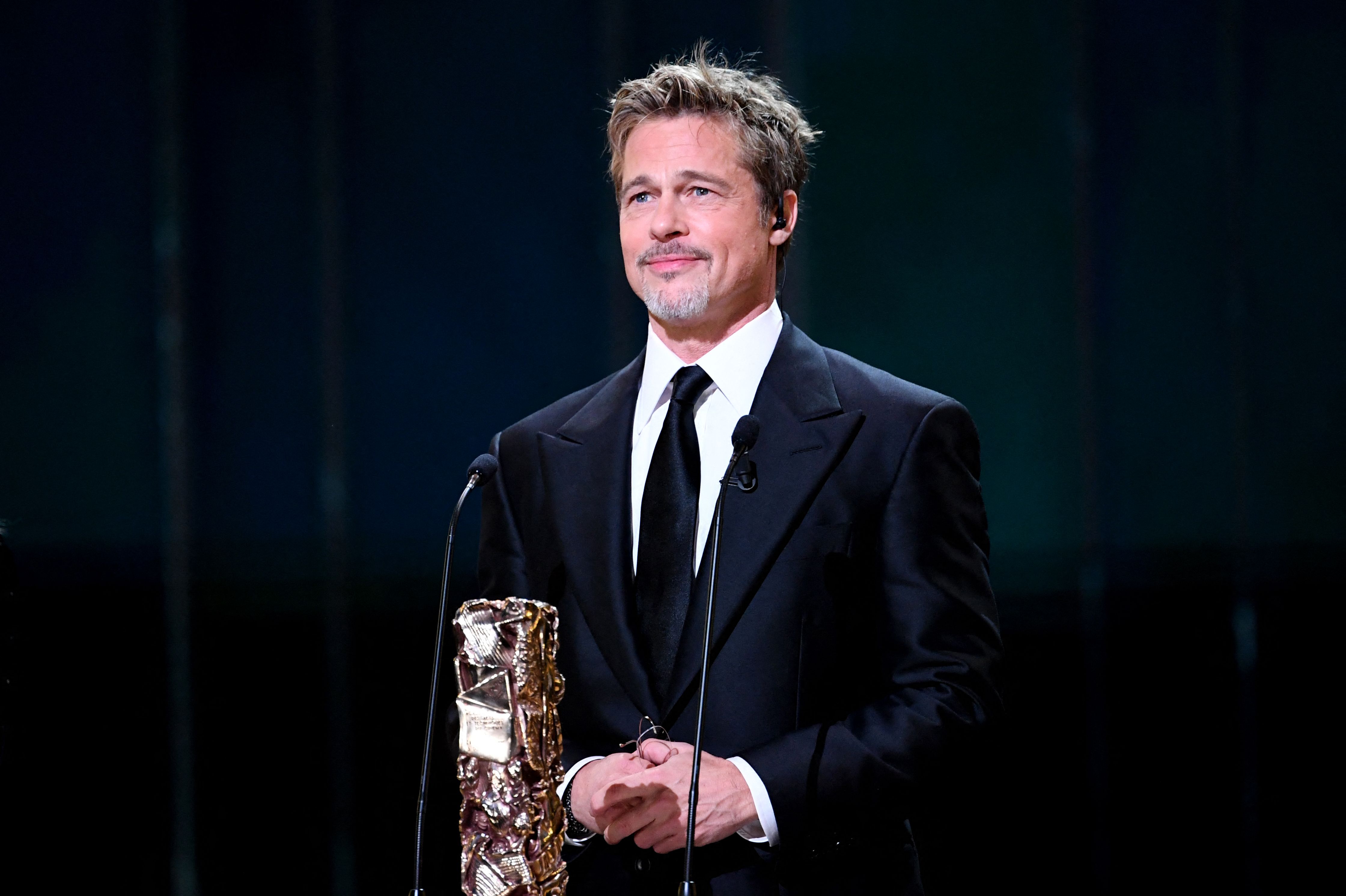 Brad Pitt habla durante la 48ª edición de la ceremonia de los Premios César de Cine el 24 de febrero de 2023 en París. | Fuente: Getty Images