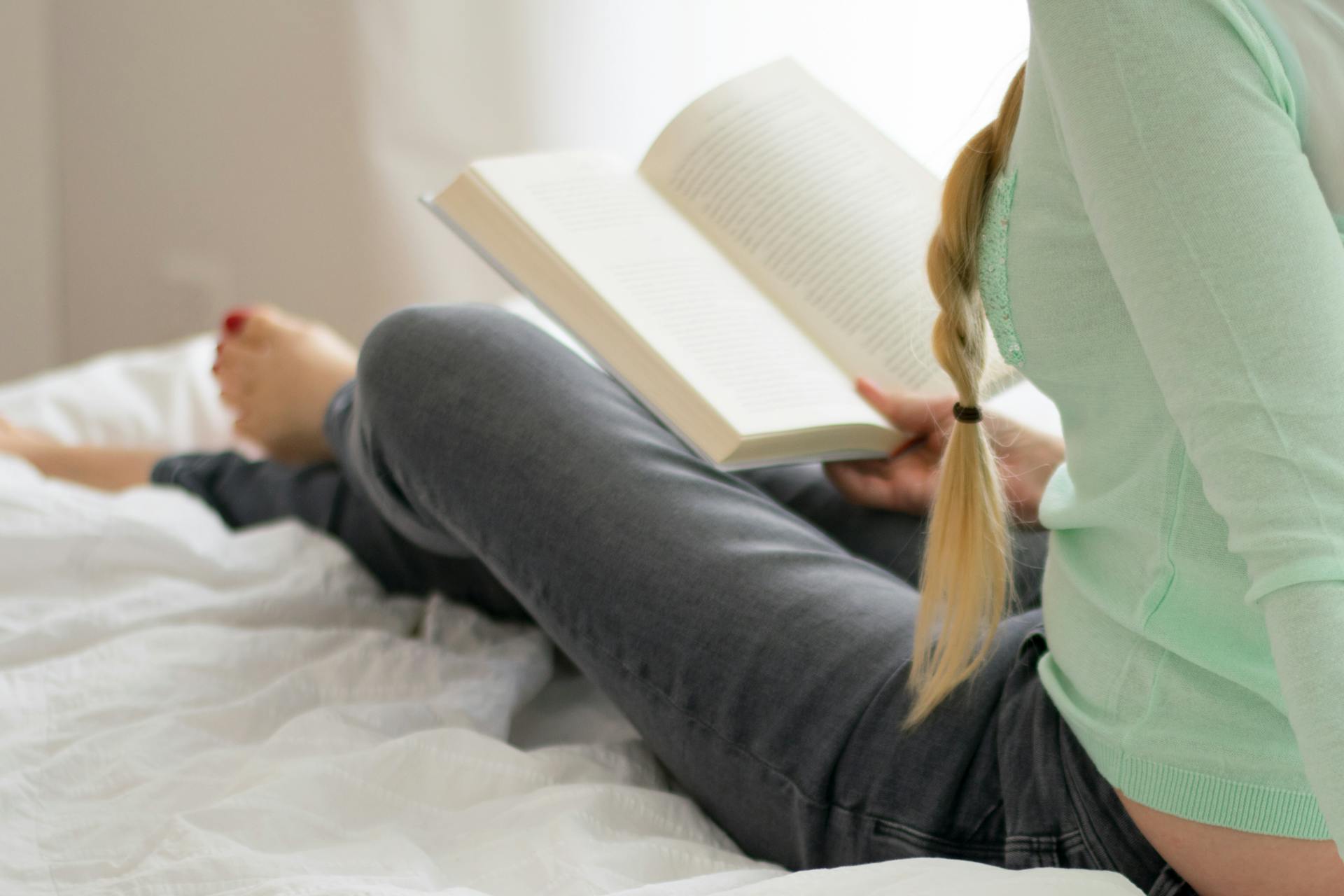 Una mujer leyendo un libro | Fuente:  Pexels