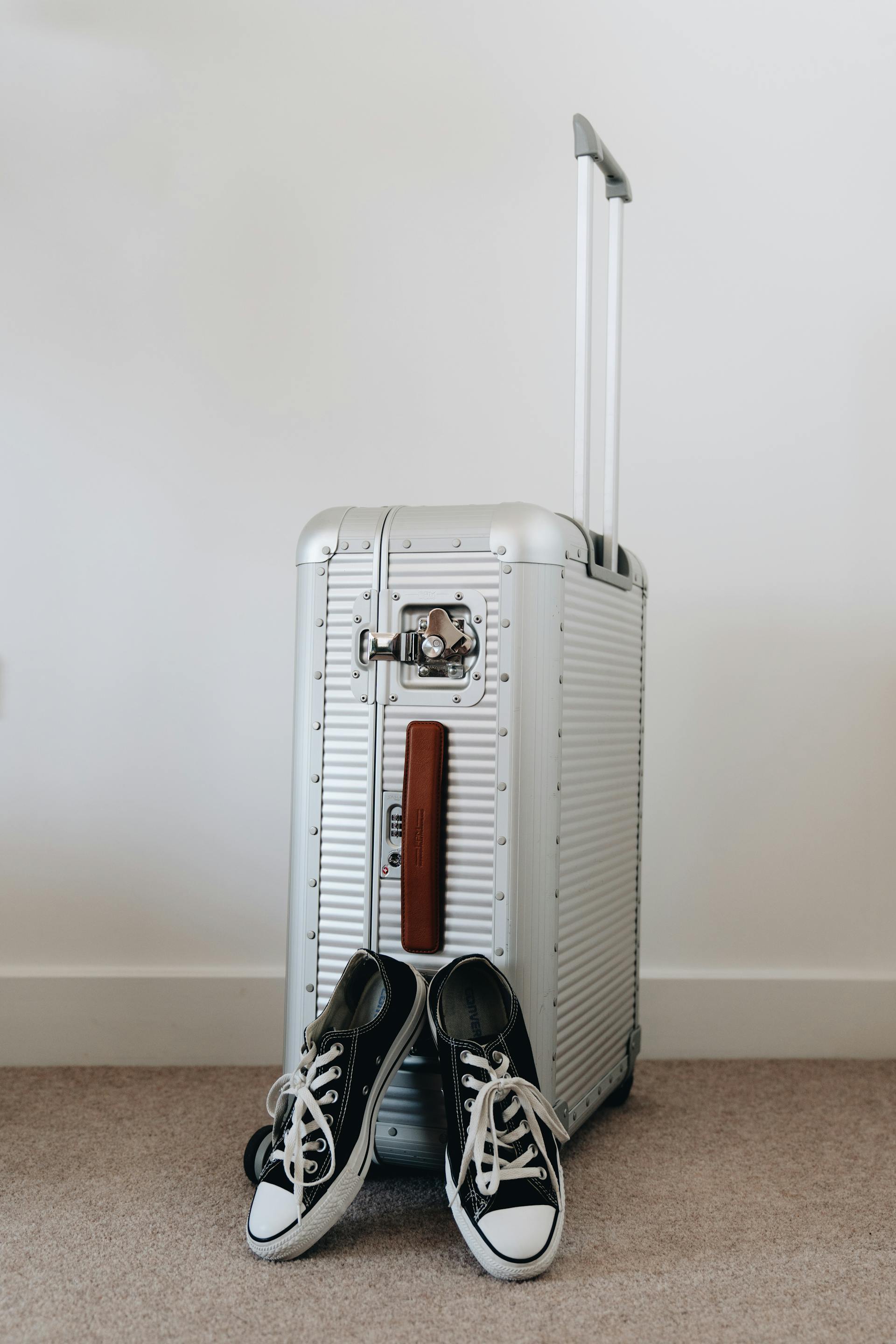 Una maleta y un par de zapatillas | Fuente: Pexels