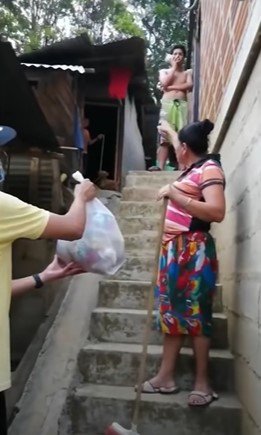 Mujer rechazando donación. | Foto: YouTube /Telemedellín