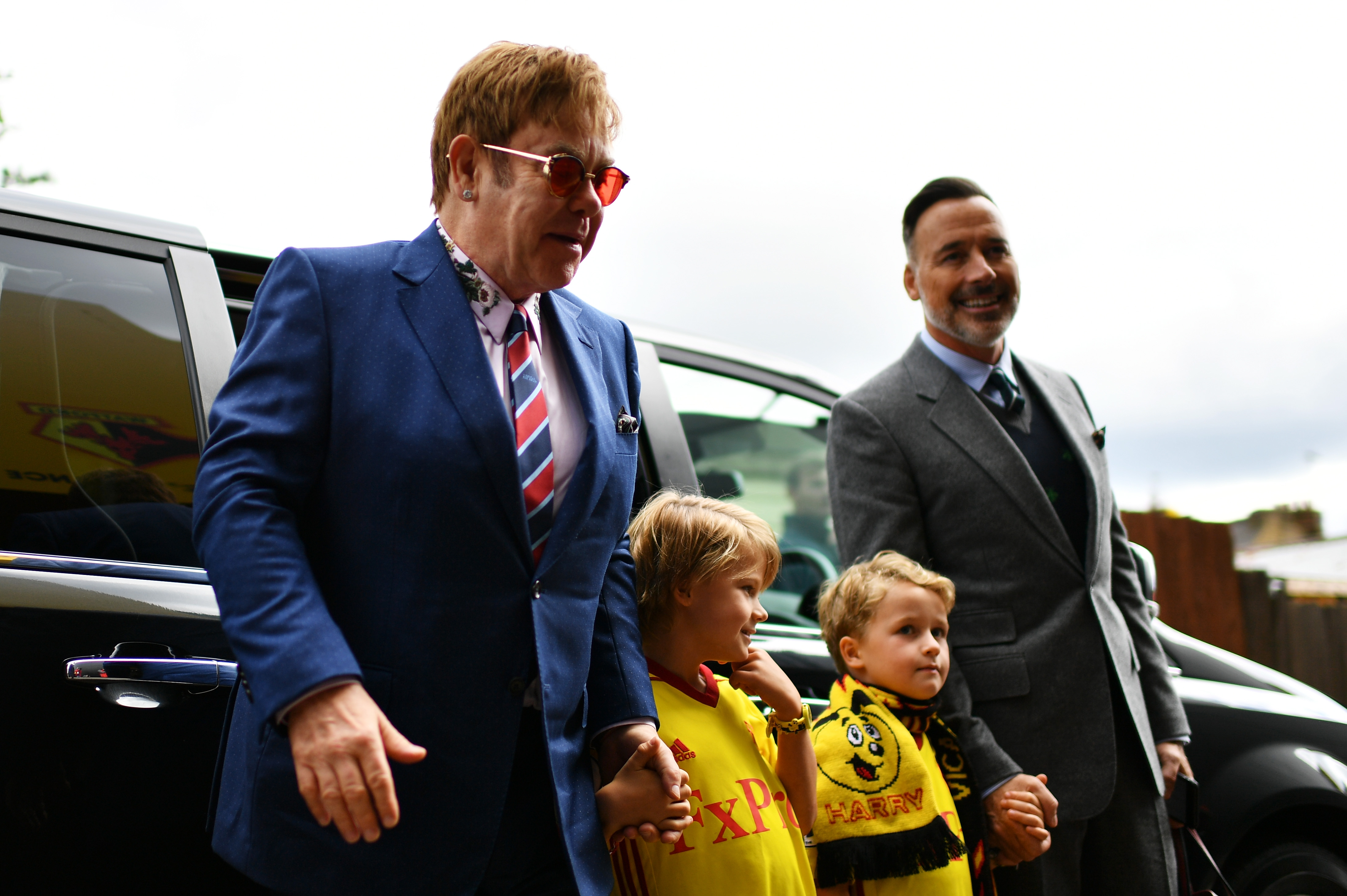 Elton John y David Furnish llegan con sus hijos Zachary y Elijah al estadio Vicarage Road para ver el partido entre el Watford y el Manchester City, el 16 de septiembre de 2017 | Fuente: Getty Images